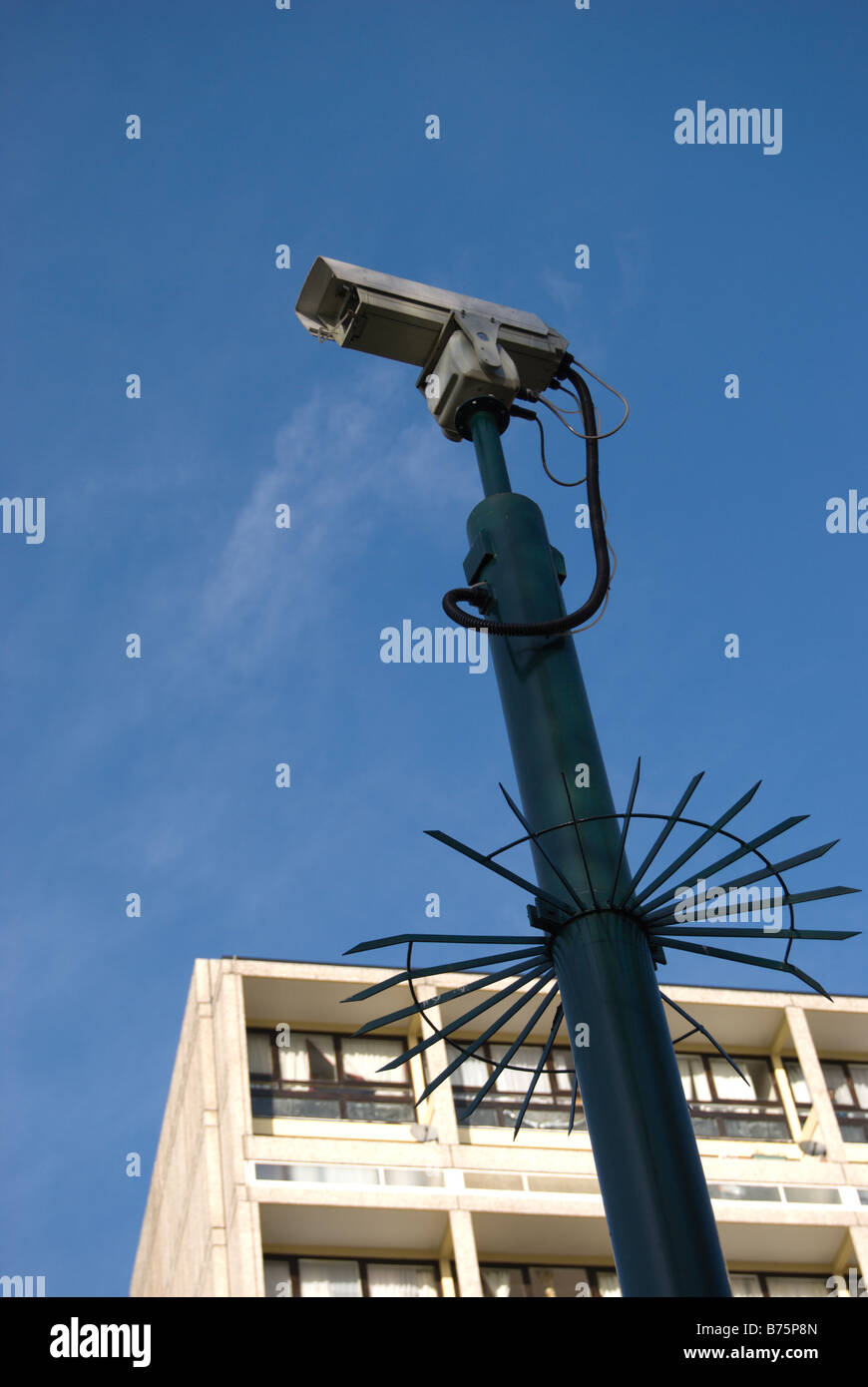 Cámara CCTV en un poste con anti-escalar los picos, en la alton estate, Roehampton, Wandsworth, en el suroeste de Londres, Inglaterra Foto de stock