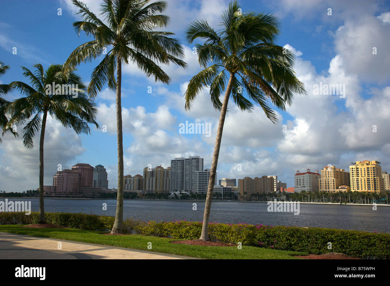 Horizonte de West Palm Beach, Florida, visto desde Palm Beach a través de Lake Worth Foto de stock