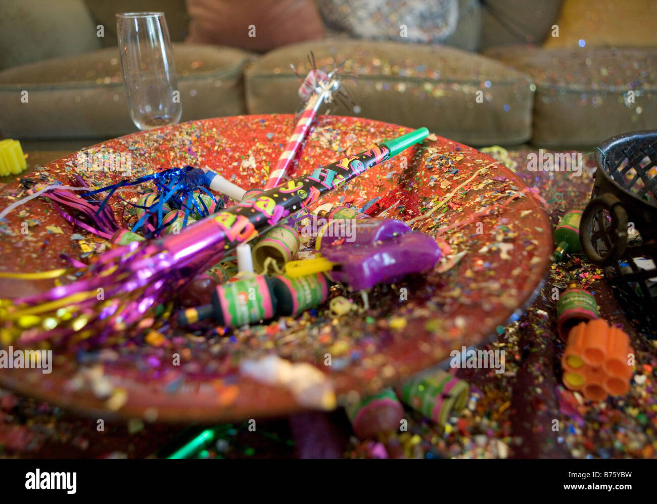Fiesta de Año nuevo naufragio incluyendo una copa de champaña poppers confetti serpentinas de cuernos y otros creadores de ruidos Foto de stock