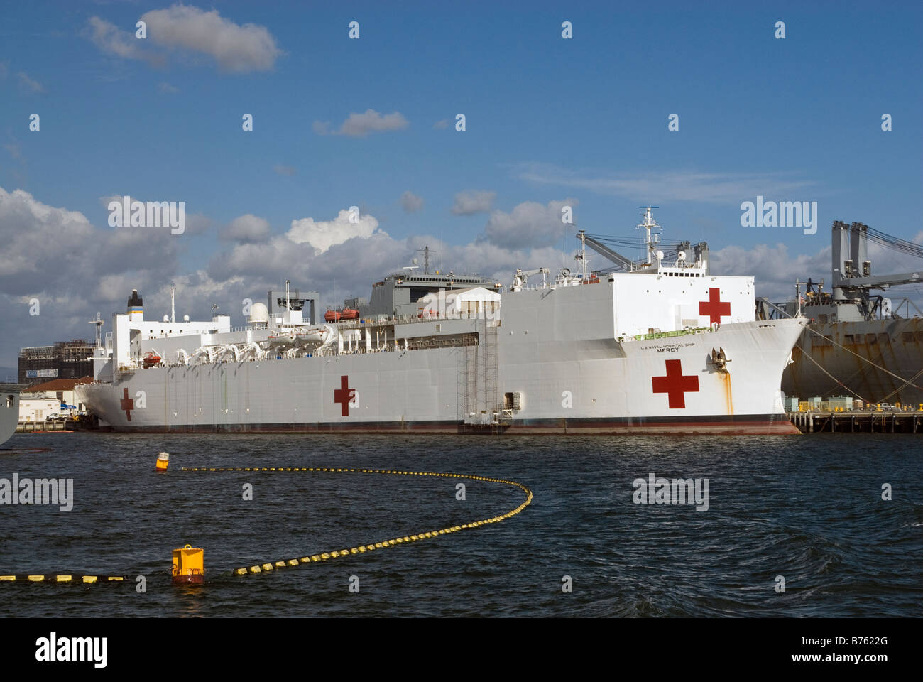 US Naval buque hospital Mercy en la Estación Naval en National City, San Diego, California, EE.UU. Foto de stock