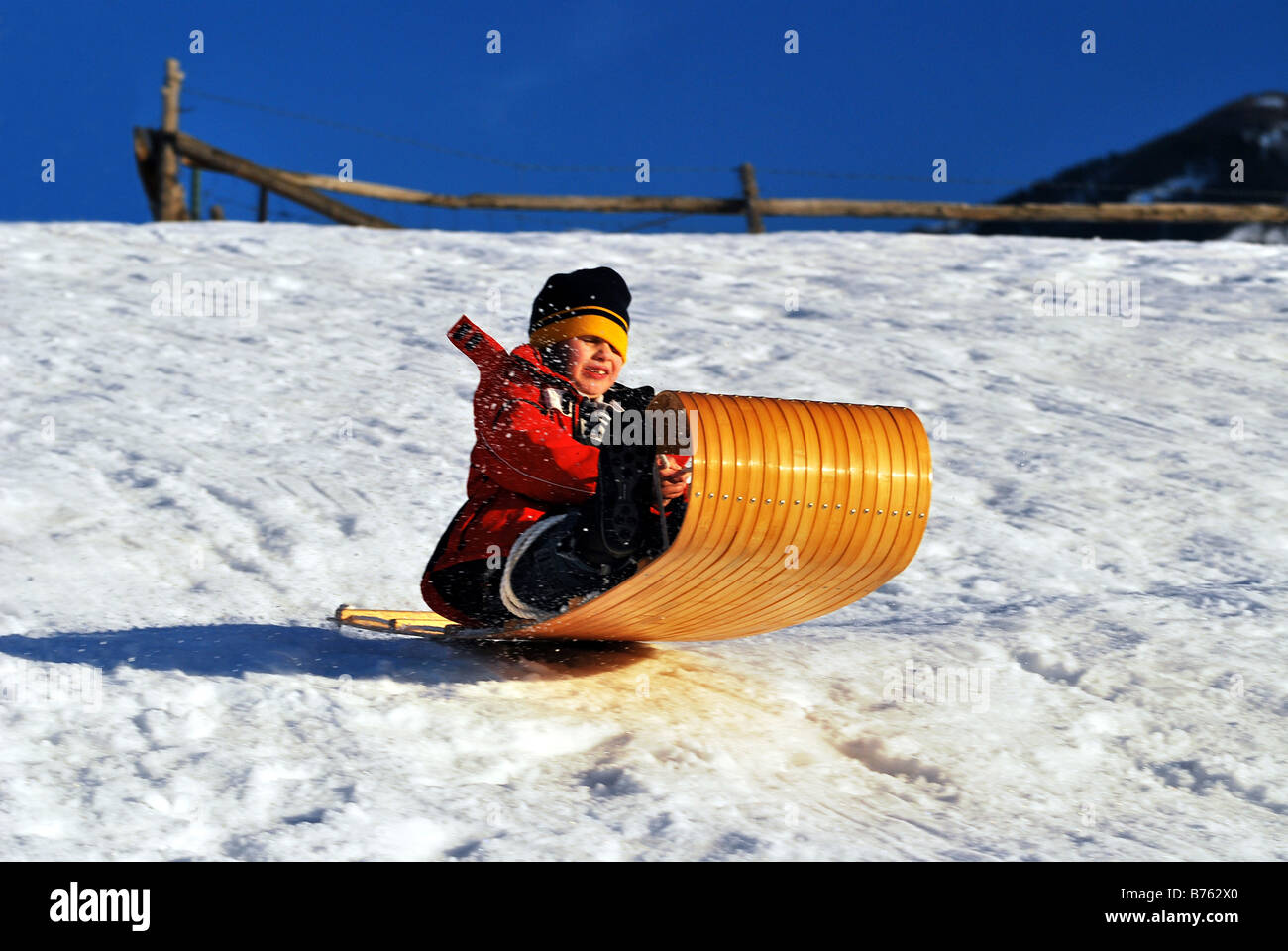 Un muchacho tirarse en trineo por una ladera de nieve en las montañas de  Utah Fotografía de stock - Alamy