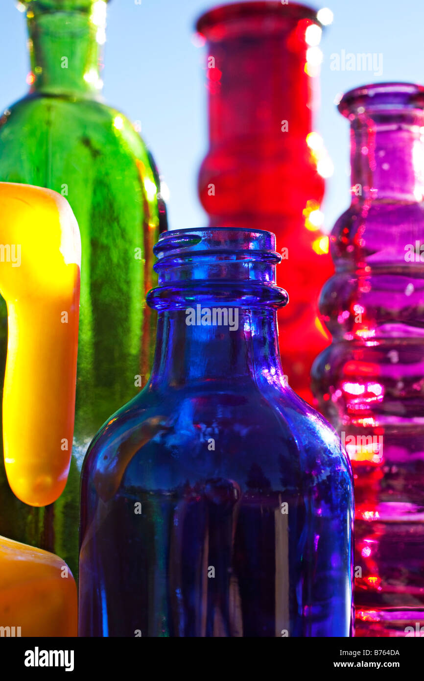 Botellas de vidrio de colores fotografías e imágenes de alta resolución -  Alamy