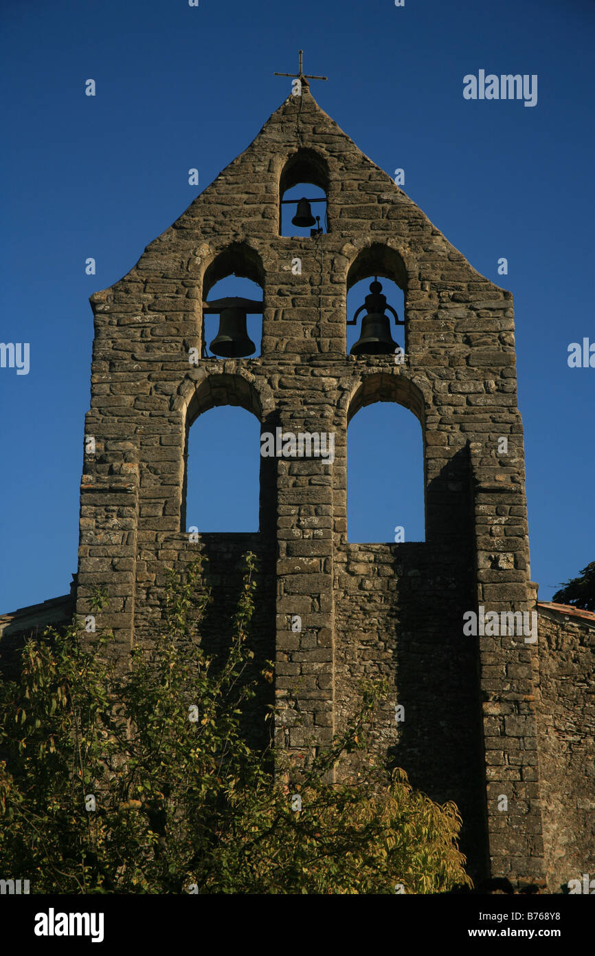 La antigua iglesia y campanas de Saint-Julia de Gras Capou Haute-Garonne - Midi-Pyrénées Foto de stock