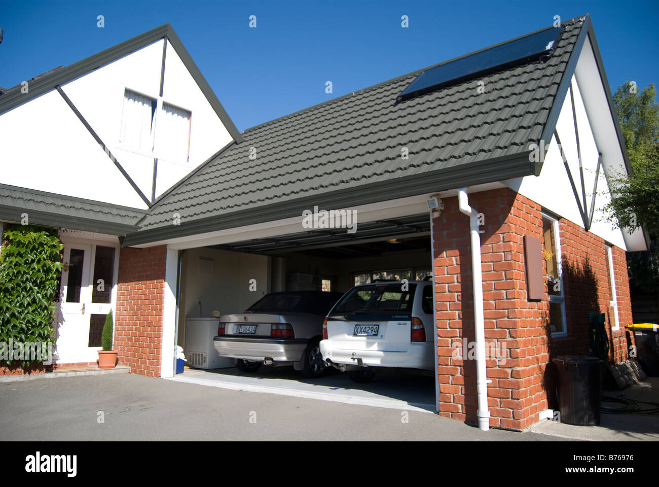 Garaje doble con automóviles, Westmorland, Christchurch, Canterbury, Nueva Zelandia Foto de stock