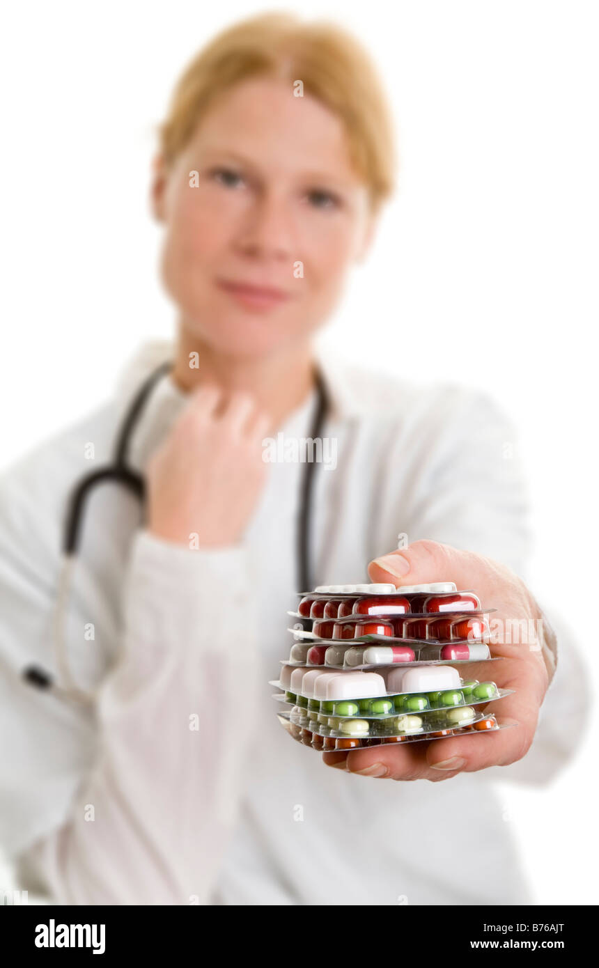 Im Hintergrund Ärztin hält Medikamente nach vorne Foto de stock