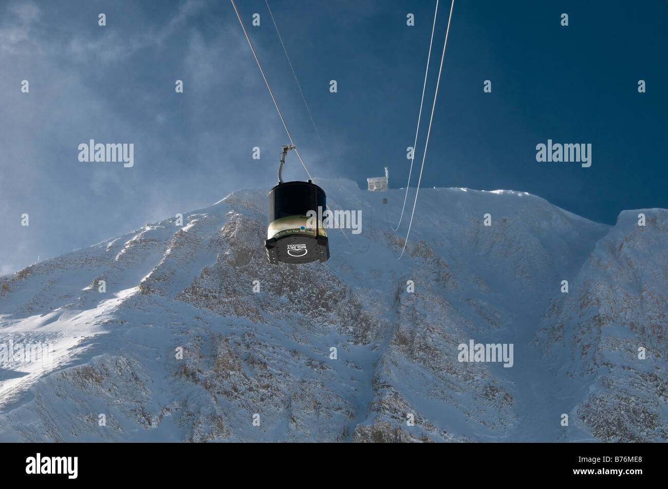 Coche de tranvía acercándose a terminal inferior, Lone Peak Tram, el Big Sky Resort, Big Sky, Montana. Foto de stock