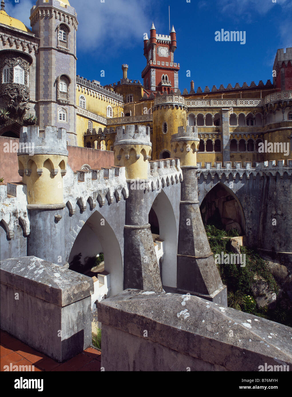 Palacio da Pena, en Sintra, Portugal. Una fantasía romántica del castillo construido por el Rey Fernando II sobre 1847 Foto de stock