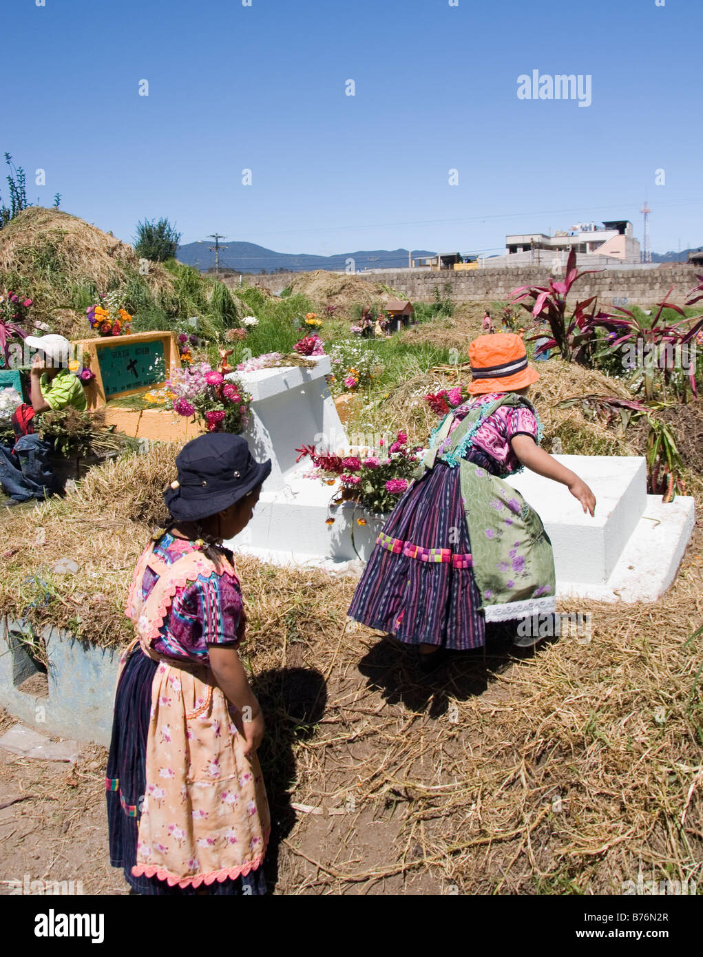 La gente que visita las tumbas de sus familiares fallecidos en el día