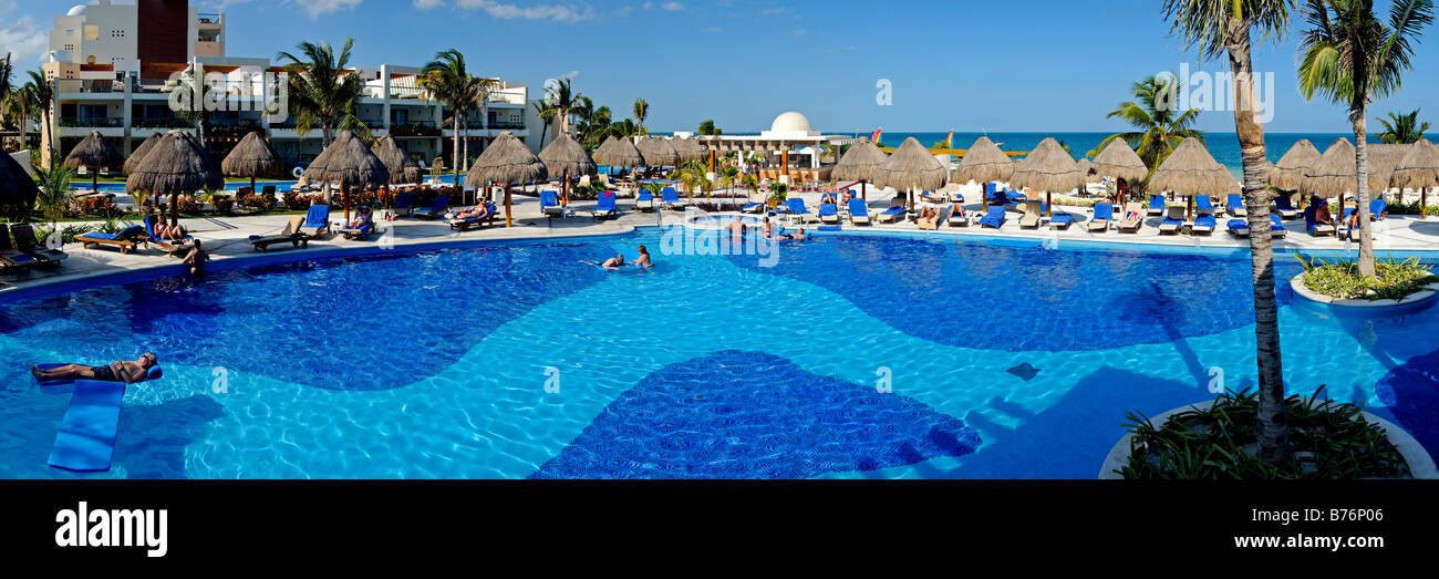 Piscina En Excellence Playa Mujeres Resort en Playa Mujeres al norte de  Cancún Quintana Roo México Fotografía de stock - Alamy