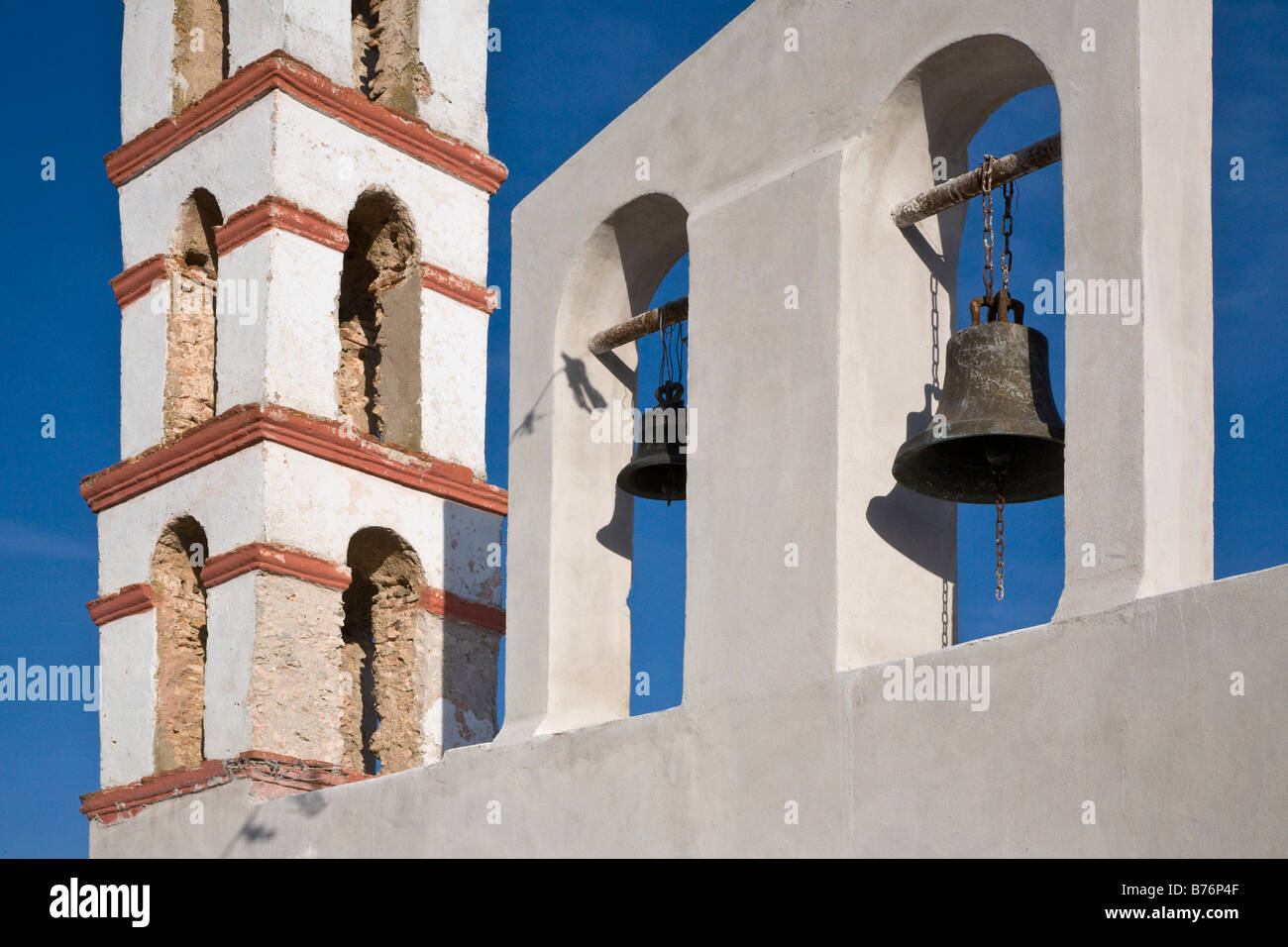 Campanarios de una iglesia en la ciudad fantasma de Mineral de Pozos ahora una pequeña colonia de artistas y destino turístico Guanajuato México Foto de stock