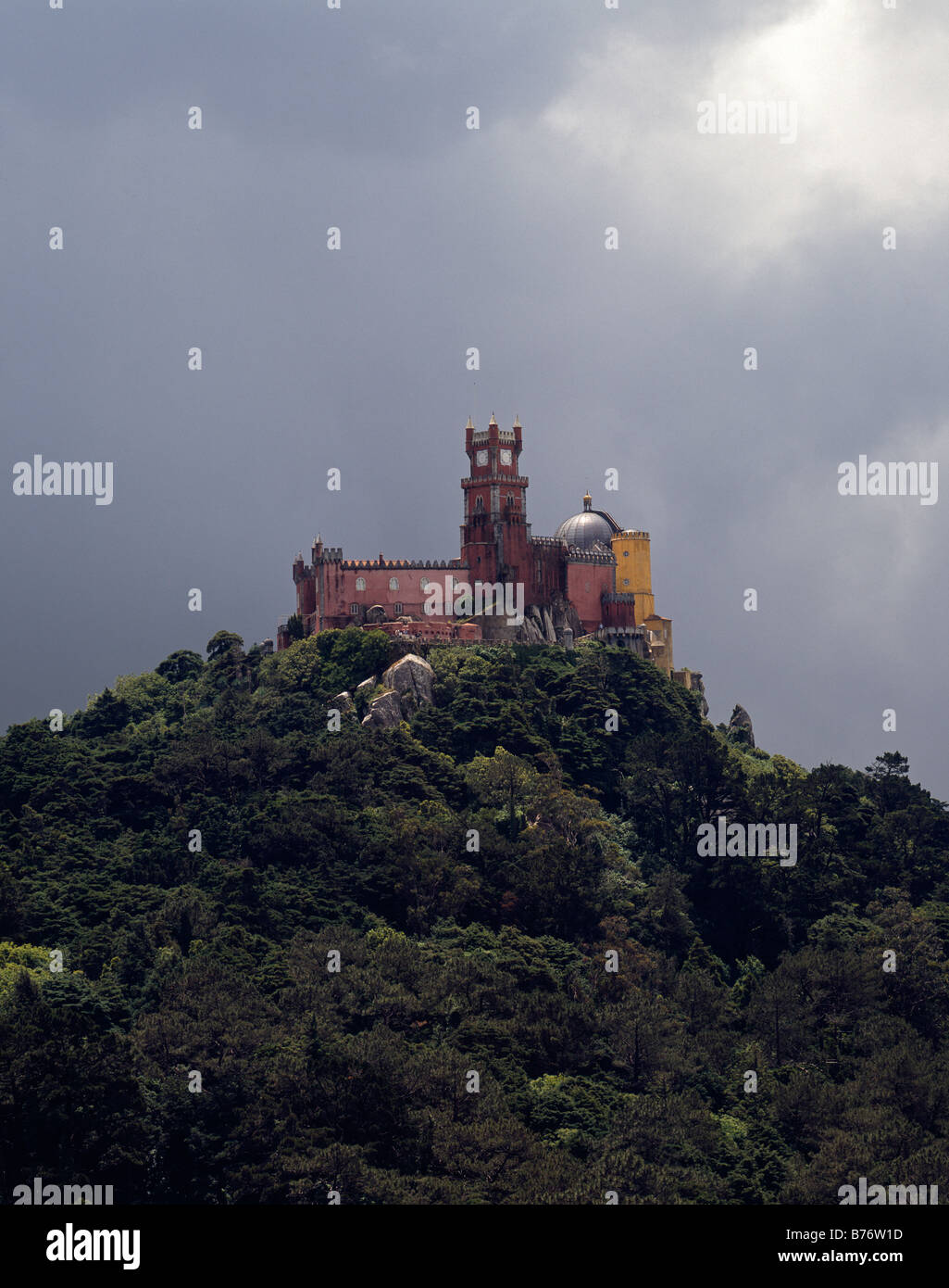 Palacio Da Pena, Sintra, Portugal. Un romántico castillo de fantasía en la cima de una montaña, construido por el rey Fernando II alrededor de 1847 Foto de stock