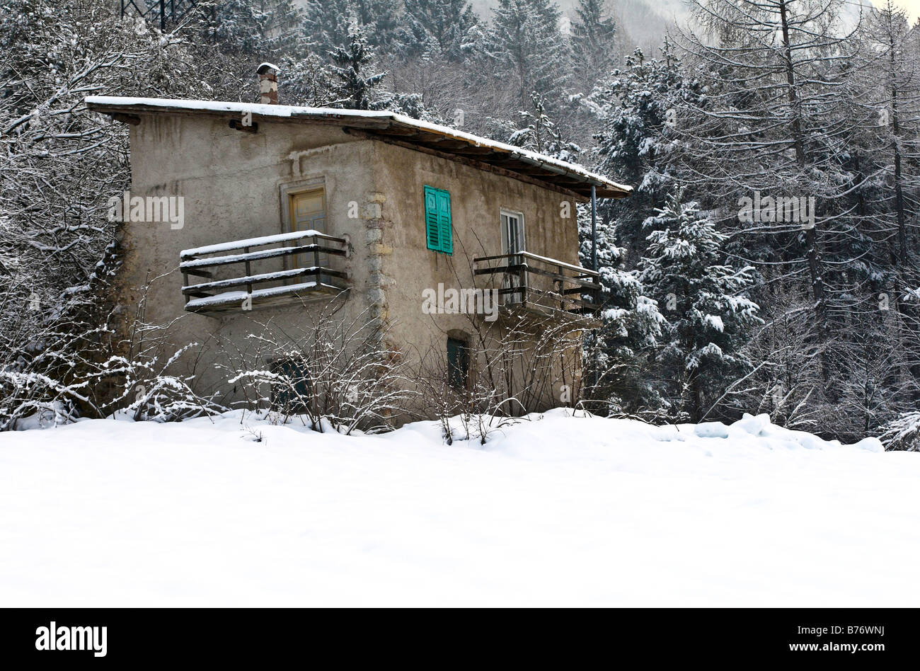 Poco vieja casa en el bosque de los Alpes italianos Foto de stock