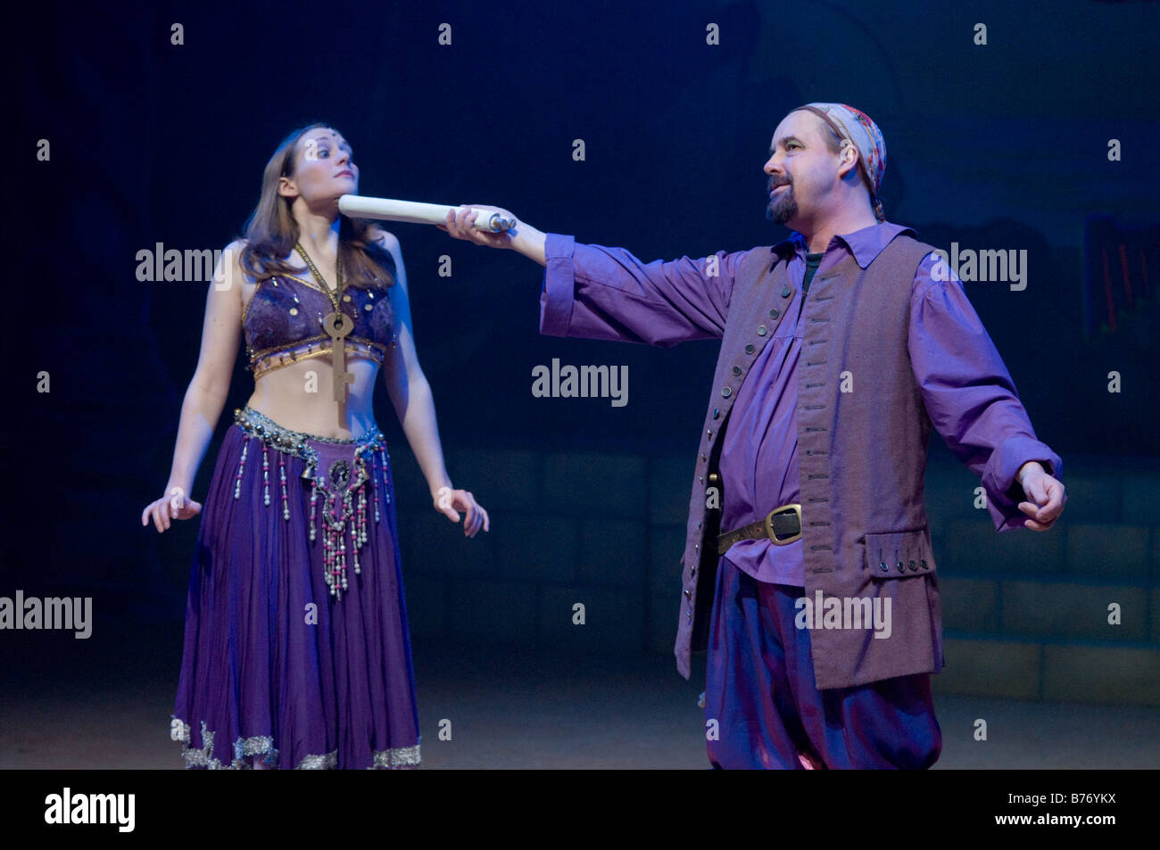 Dos actores en una compañía de teatro amateur realiza Simbad el Marino pantomima Aberystwyth Arts Center de enero de 2009 Foto de stock