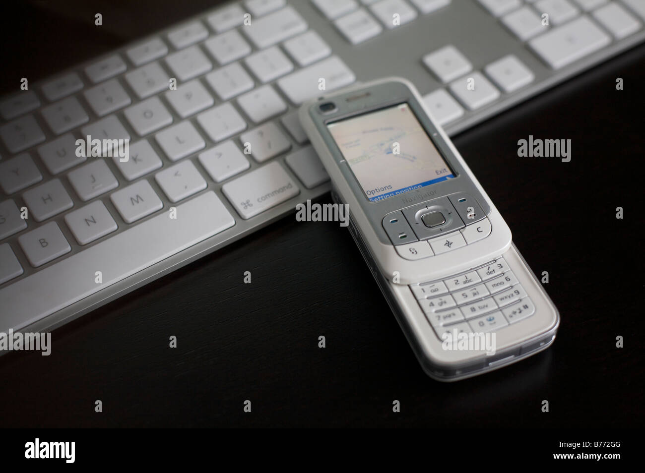 Nokia 6110 Navigator con el teclado en el fondo Foto de stock