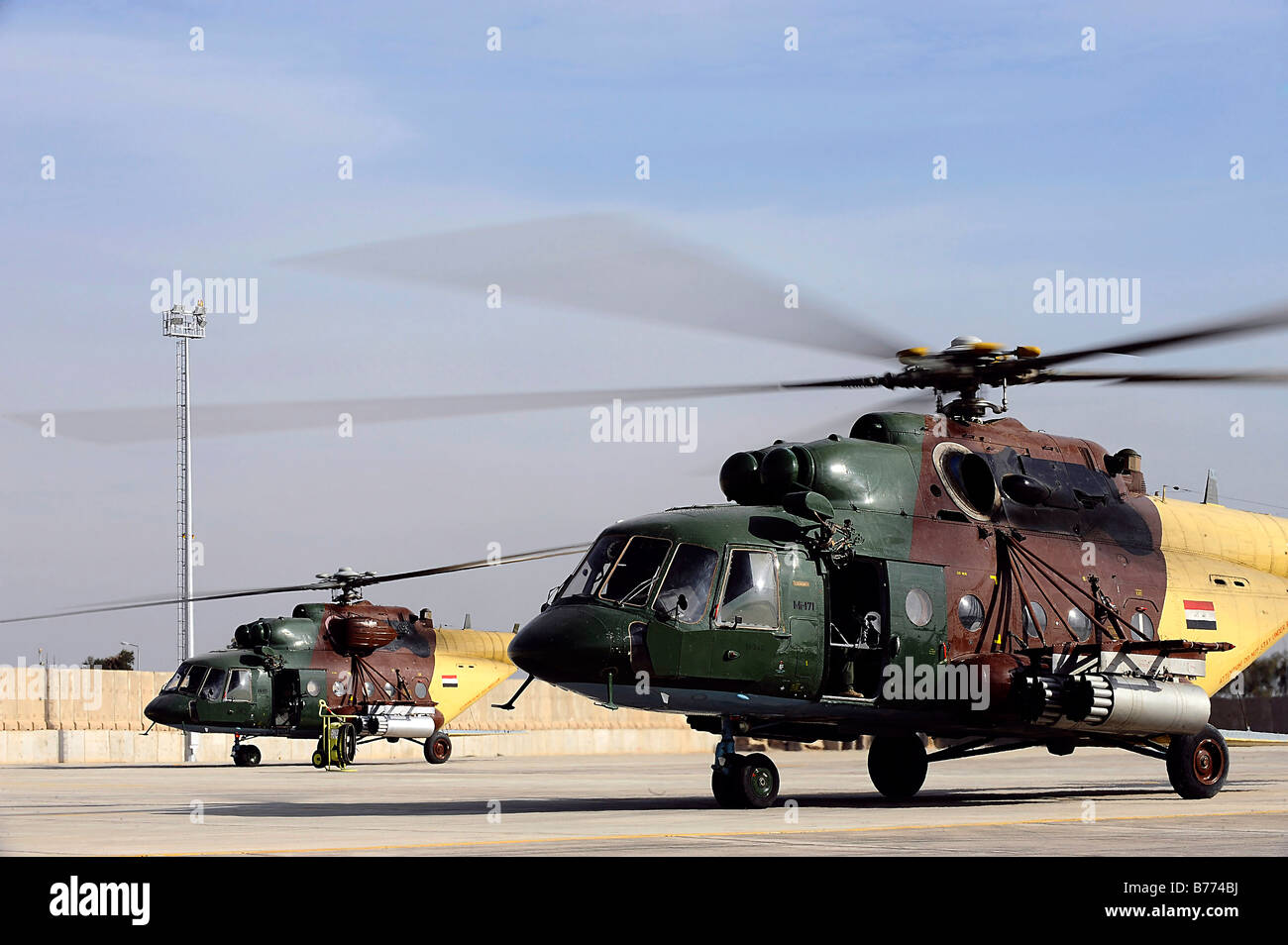 Dos helicópteros MI-17 HIP Iraquí realizara una misión la evacuación aeromédica. Foto de stock