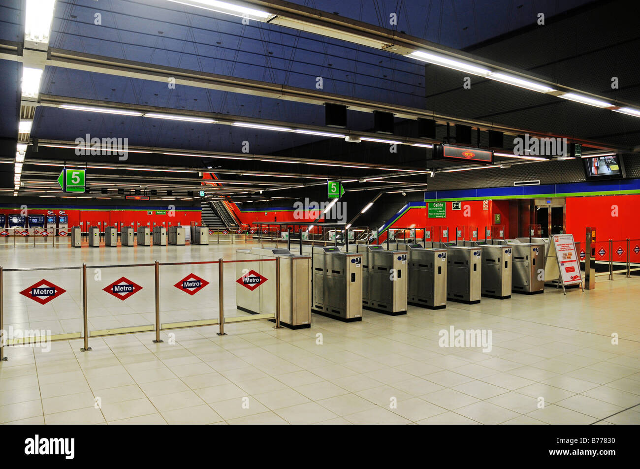Barreras de entrada, abandonadas, estación de metro El Capricho, Madrid,  España Fotografía de stock - Alamy