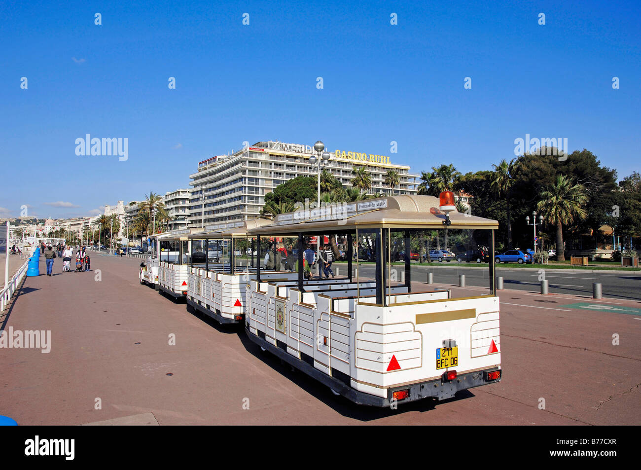 Tren para turistas en el paseo marítimo, Promenade des Anglais, Nice, Alpes Marítimos, Provence-Alpes-Côte d'Azur, en el sur de Fra Foto de stock