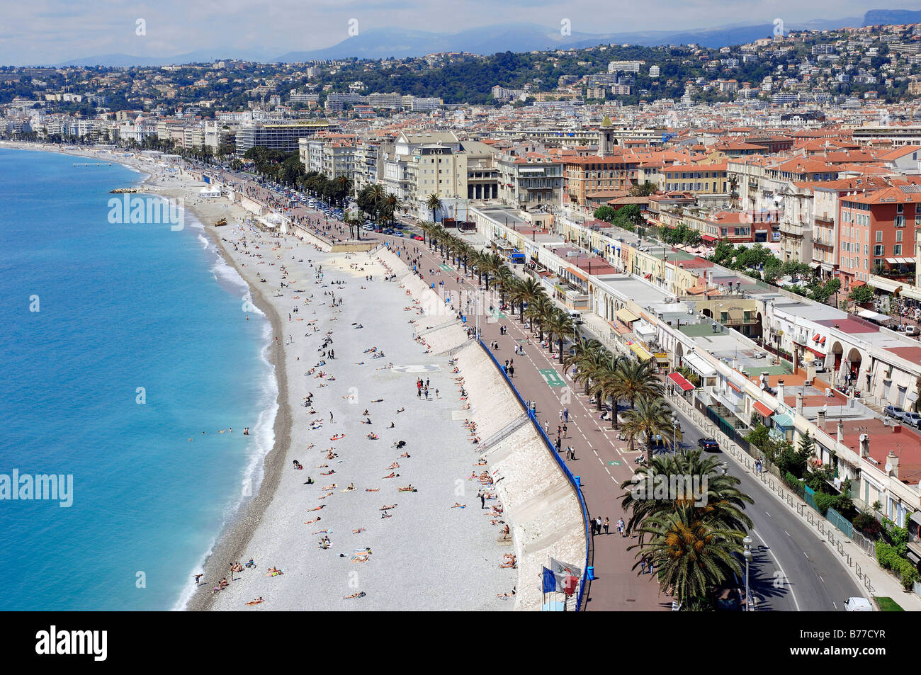 La playa y el paseo marítimo, Promenade des Anglais, Nice, Alpes Marítimos, Provence-Alpes-Côte d'Azur, en el sur de Francia, Francia, Foto de stock