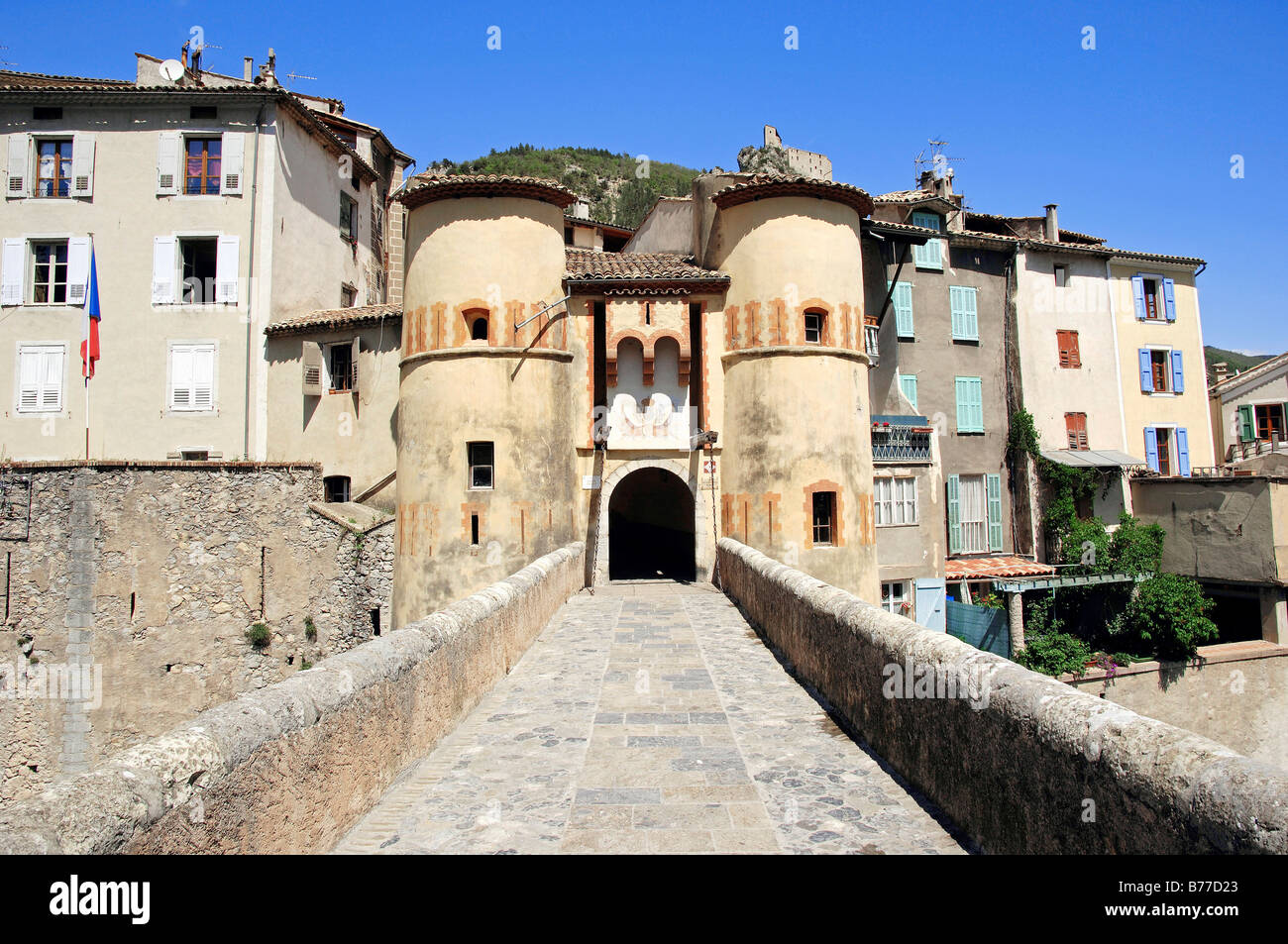 Puerta de la ciudad, Entrevaux, Alpes-de-Haute-Provence, Provence-Alpes-Côte d'Azur, en el sur de Francia, Francia, Europa, Francia, Europa Foto de stock