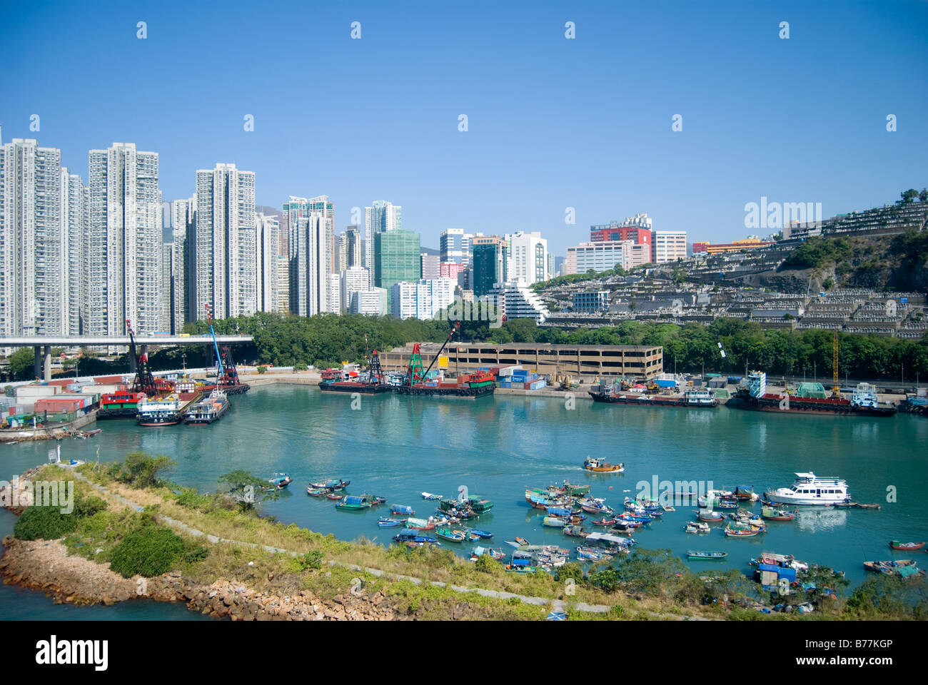 Edificios de apartamentos de gran altura y el puerto y la Isla de Tsing Yi, Hong Kong, República Popular de China Foto de stock