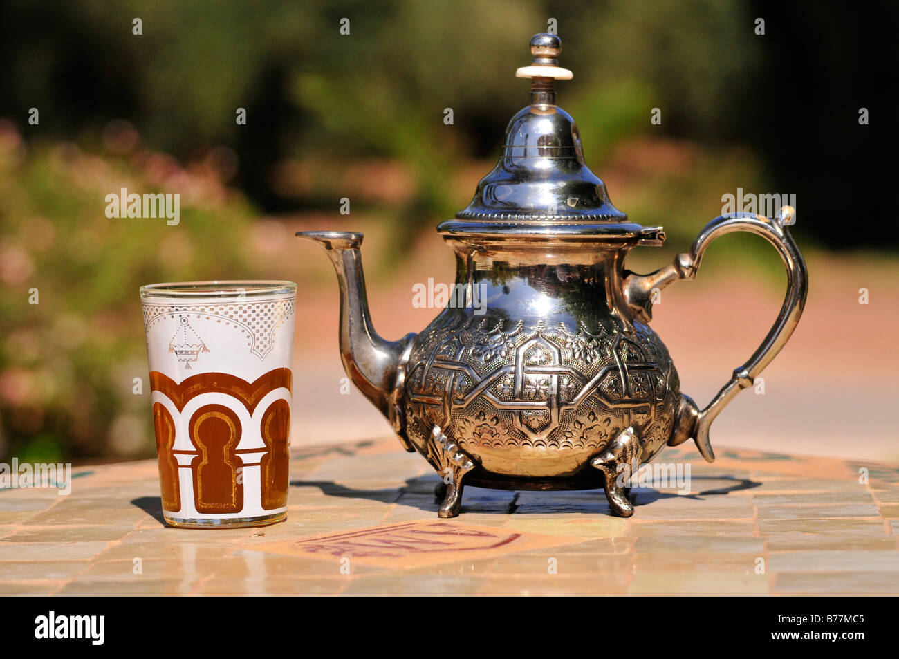 La Tetera de plata y cristal de té con té de menta, jardines de Menara, Marrakech, Marruecos Foto de stock