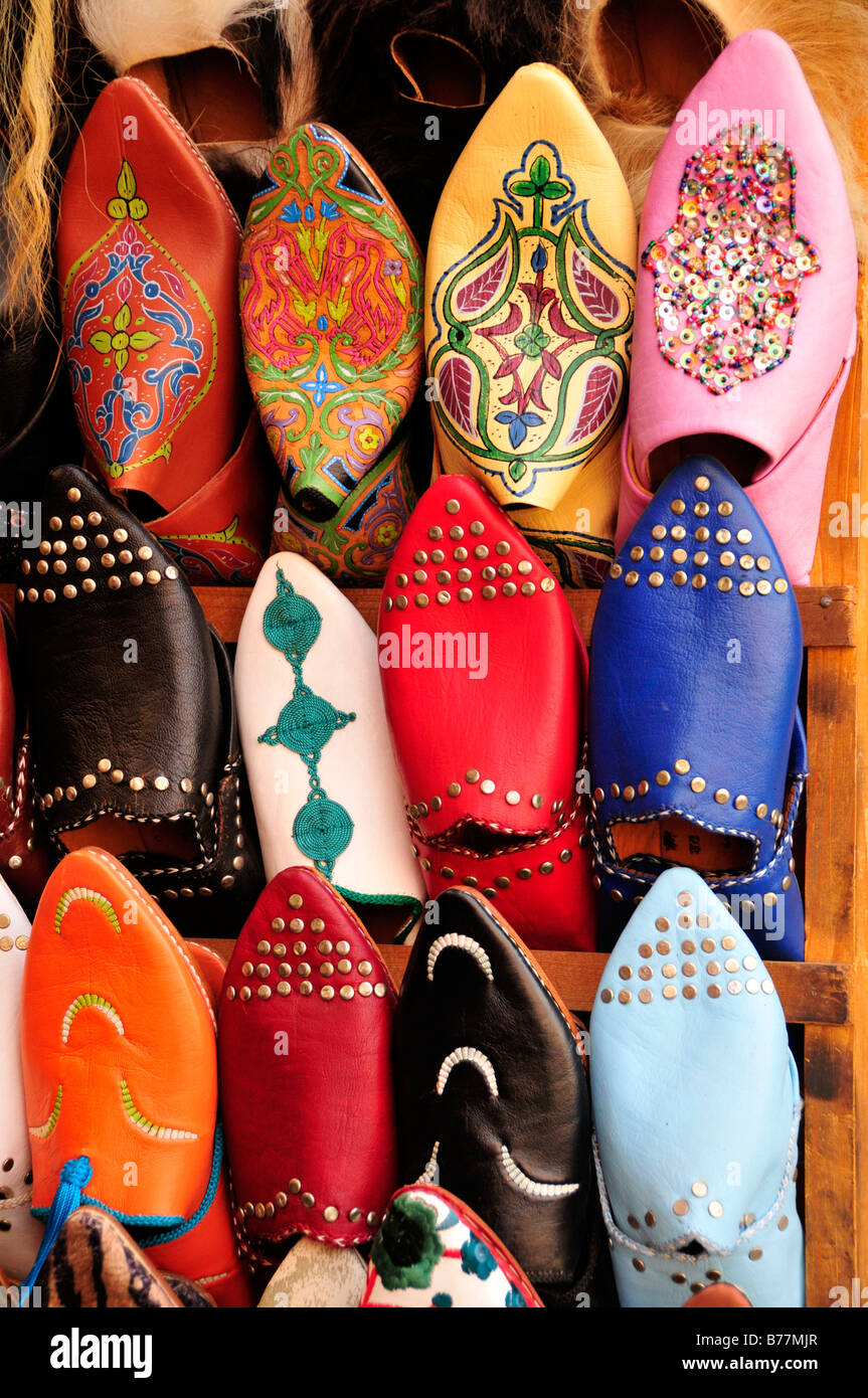 Cuero marroquí típicas zapatillas en una tienda de zapatos en el zoco, el  mercado, en el centro histórico de la ciudad, Medina, Marrakech, Marruecos  Fotografía de stock - Alamy