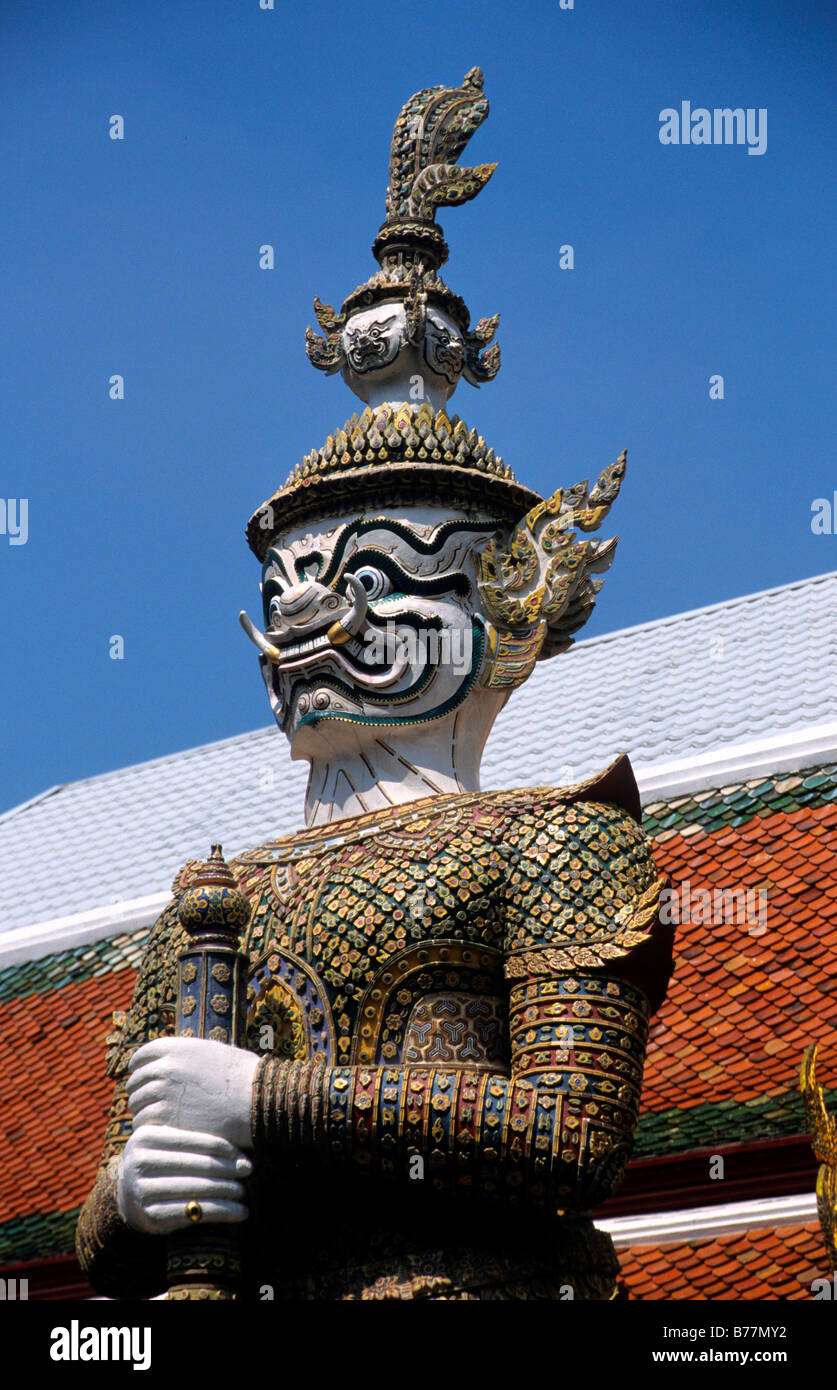 Demon guardia fuera el monasterio budista Wat Phra Keo en Bangkok, Tailandia, Asia Foto de stock