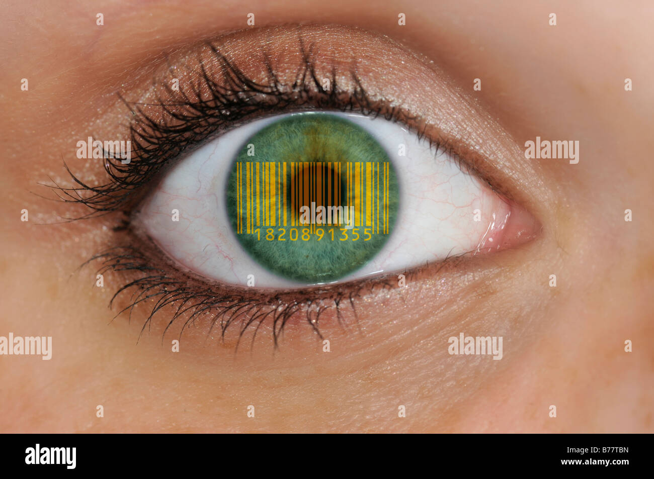 Primer plano de un ojo con EAN, Unión Número de artículo, código de barras en el iris, símbolo de la vigilancia en masa Foto de stock