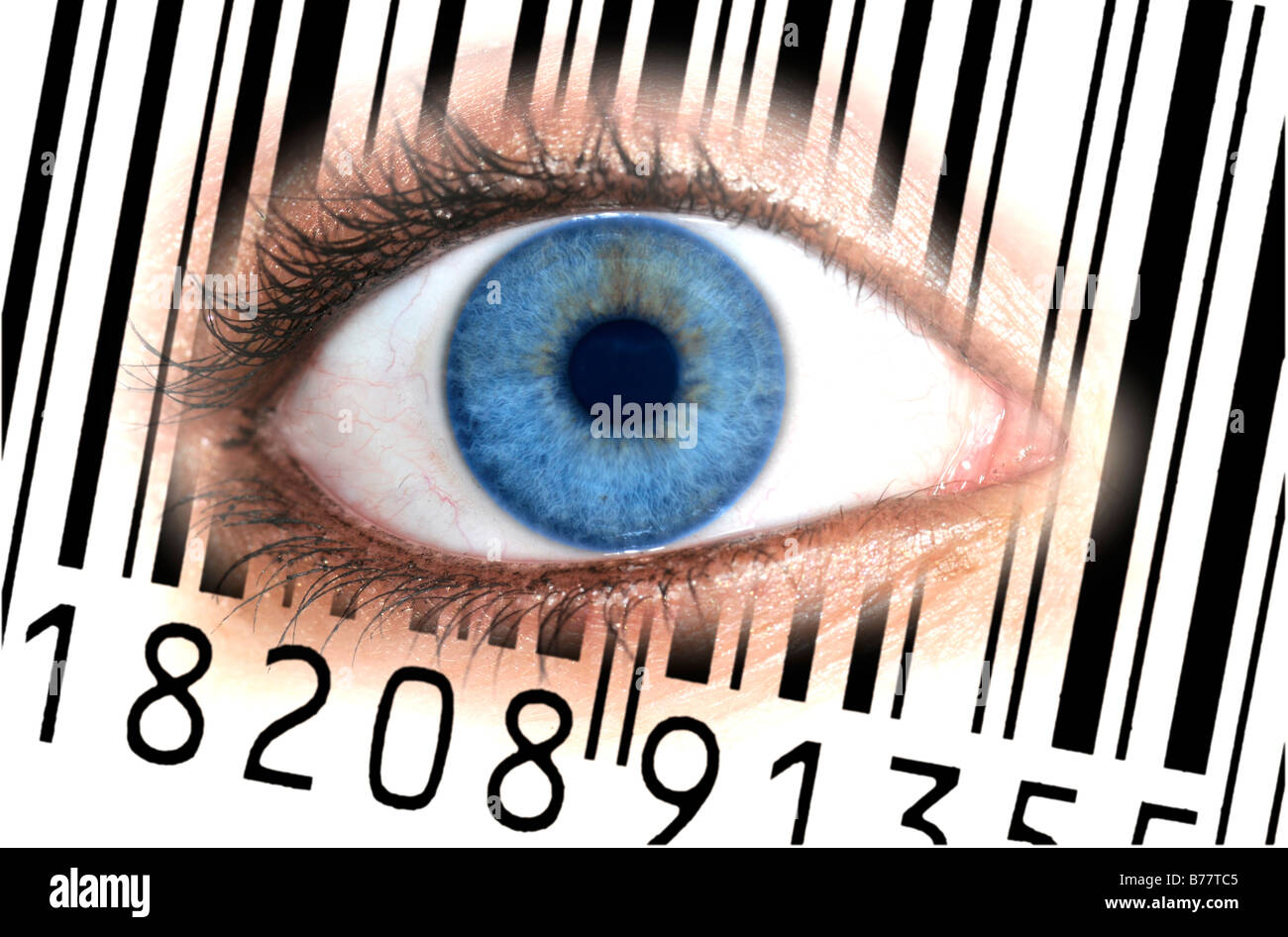 Close-up de un ojo con el código de barras EAN, European Article Number, sobre una imagen simbólica, iris transparentes para el cliente Foto de stock