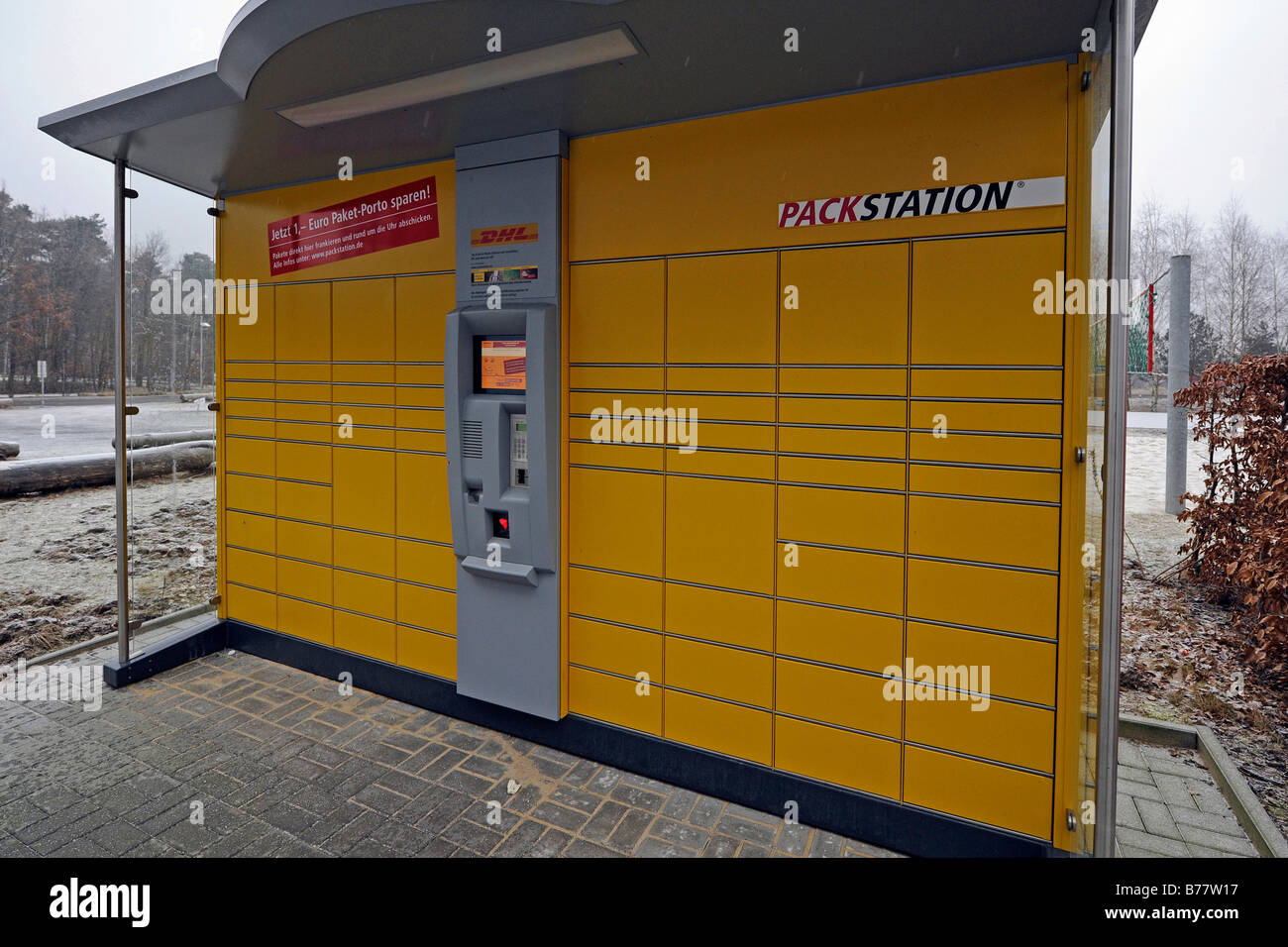 Packstation de la Deutsche Post DHL, correo alemán Foto de stock