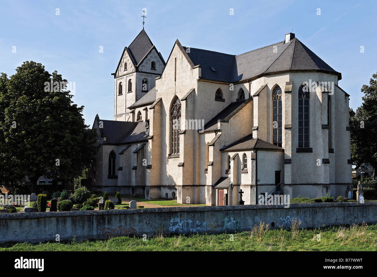 Iglesia de San Matías, construida en el siglo XII, Hohenbudberg, Krefeld-Uerdingen, Renania, Renania del Norte-Westfalia, Alemania, Europa Foto de stock