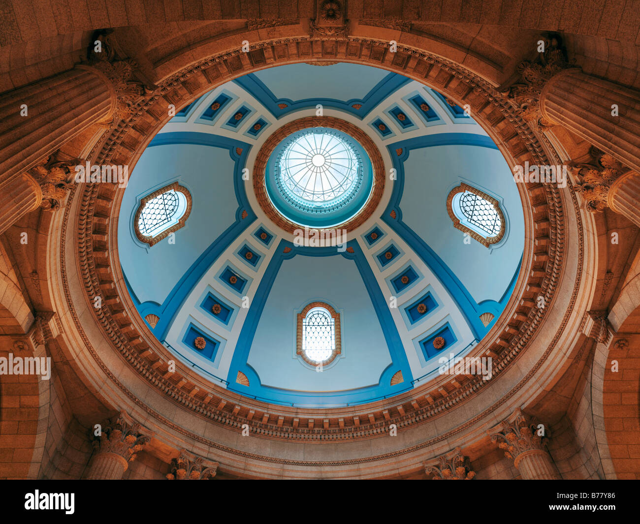 El edificio Legislativo de Manitoba Vista interior mirando hacia arriba en la cúpula Foto de stock