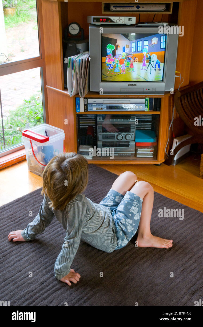 Chico observando el día Children's Television Foto de stock