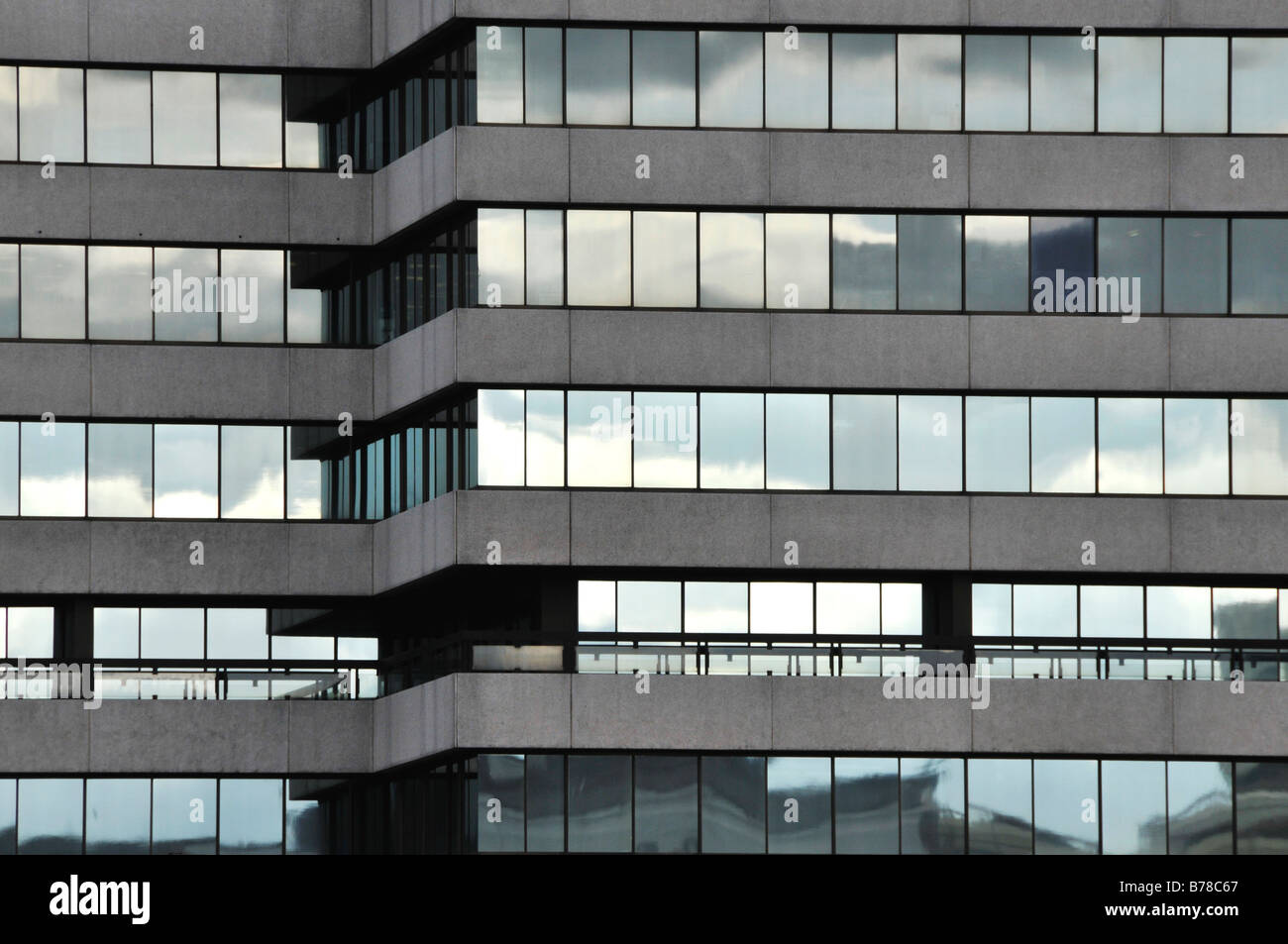 Edificio de oficinas con panel de vidrio bloques Foto de stock