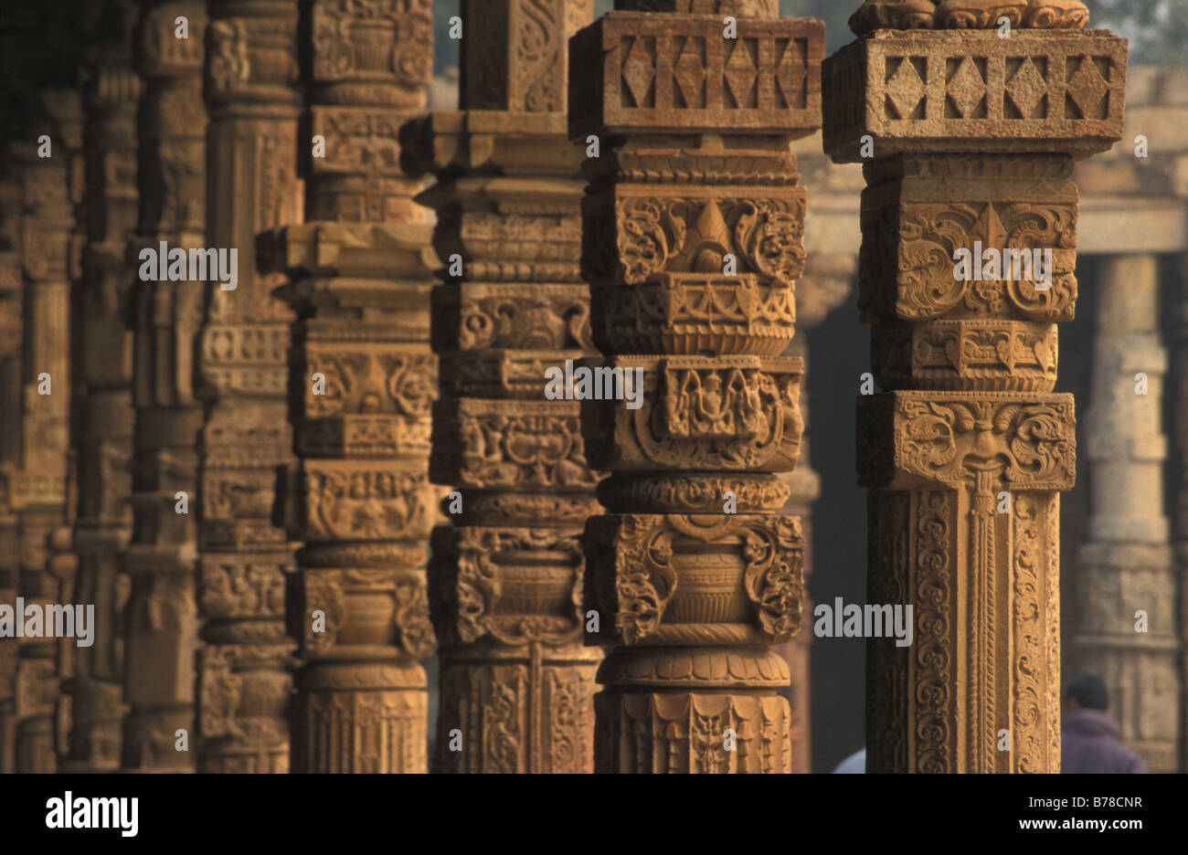 Los pilares de piedra Qutab Minar Delhi India Foto de stock