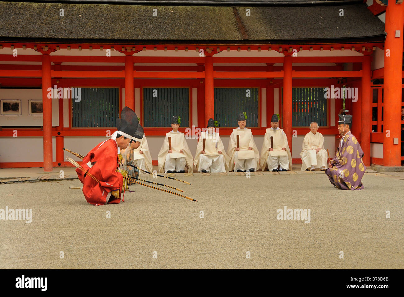 Los arqueros arrodillado a la posición de disparo de la arquería en el Santuario Shimogamo ceremonial, Kyoto, Japón, Asia Foto de stock