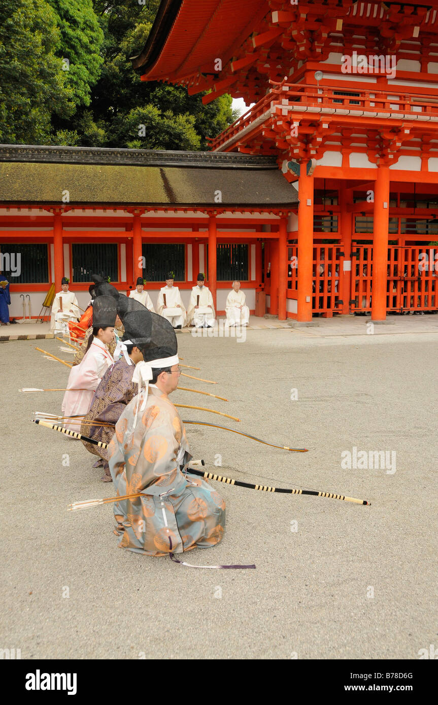 Arqueros en la arquería ceremonial arrodillado a posición de disparo en el Santuario Shimogamo, Kyoto, Japón, Asia Foto de stock