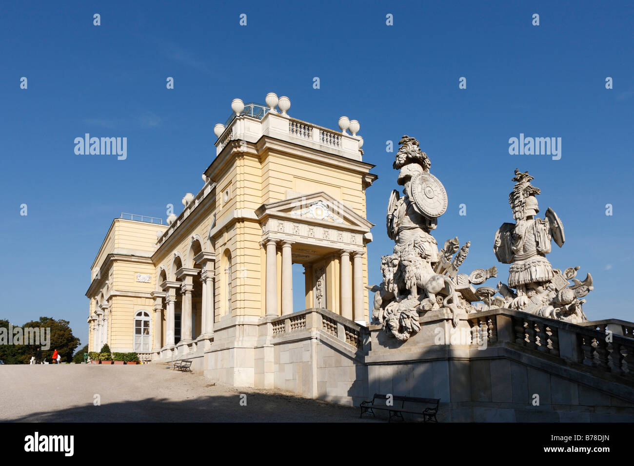 Gloriette con trofeos, antiguo de armaduras romanas, en Schoenbrunner Park, el parque del palacio de Schönbrunn, en Viena, Austria, Europa Foto de stock
