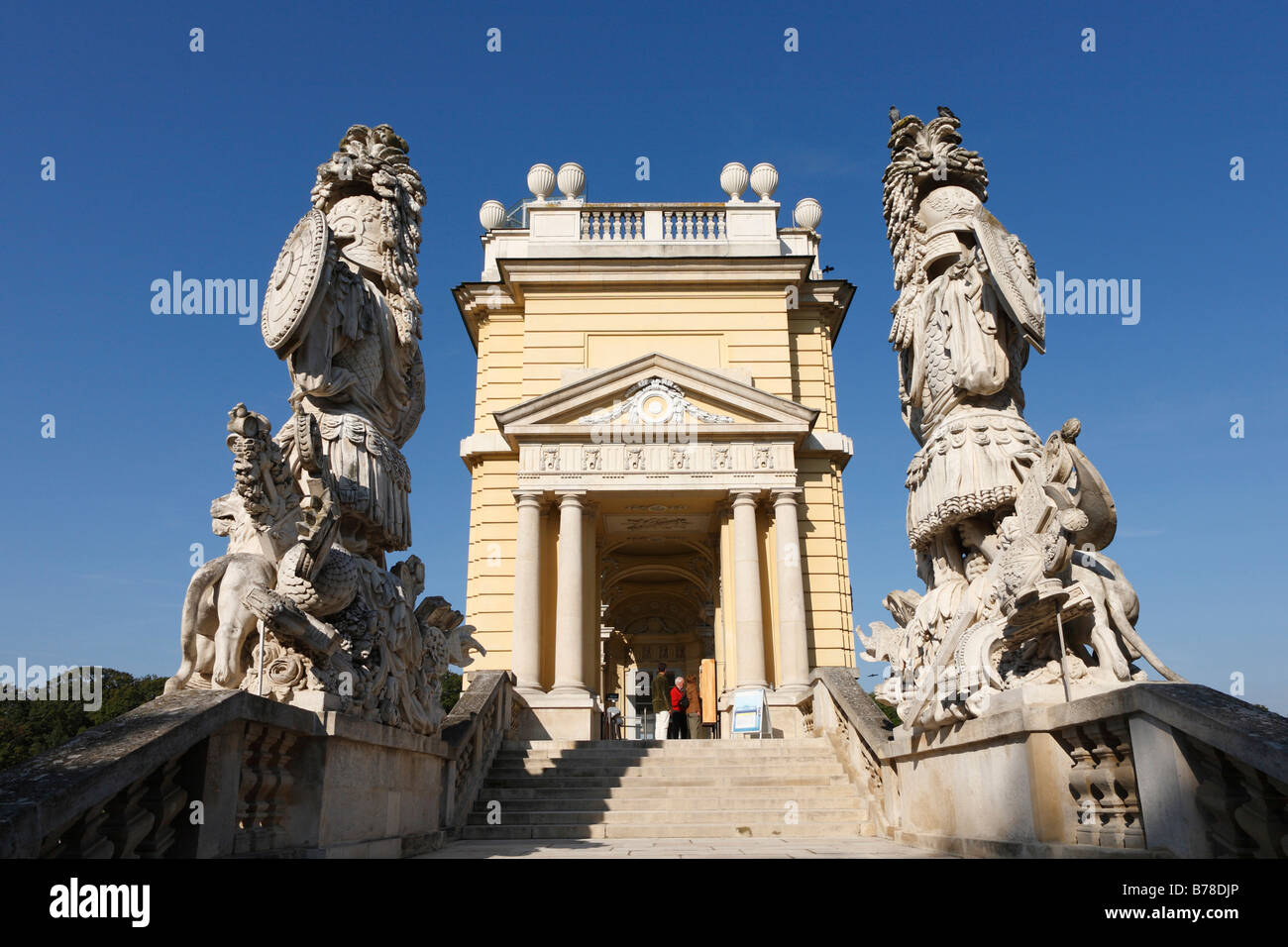 Gloriette con trofeos, antiguo de armaduras romanas, en Schoenbrunner Park, el parque del palacio de Schönbrunn, en Viena, Austria, Europa Foto de stock