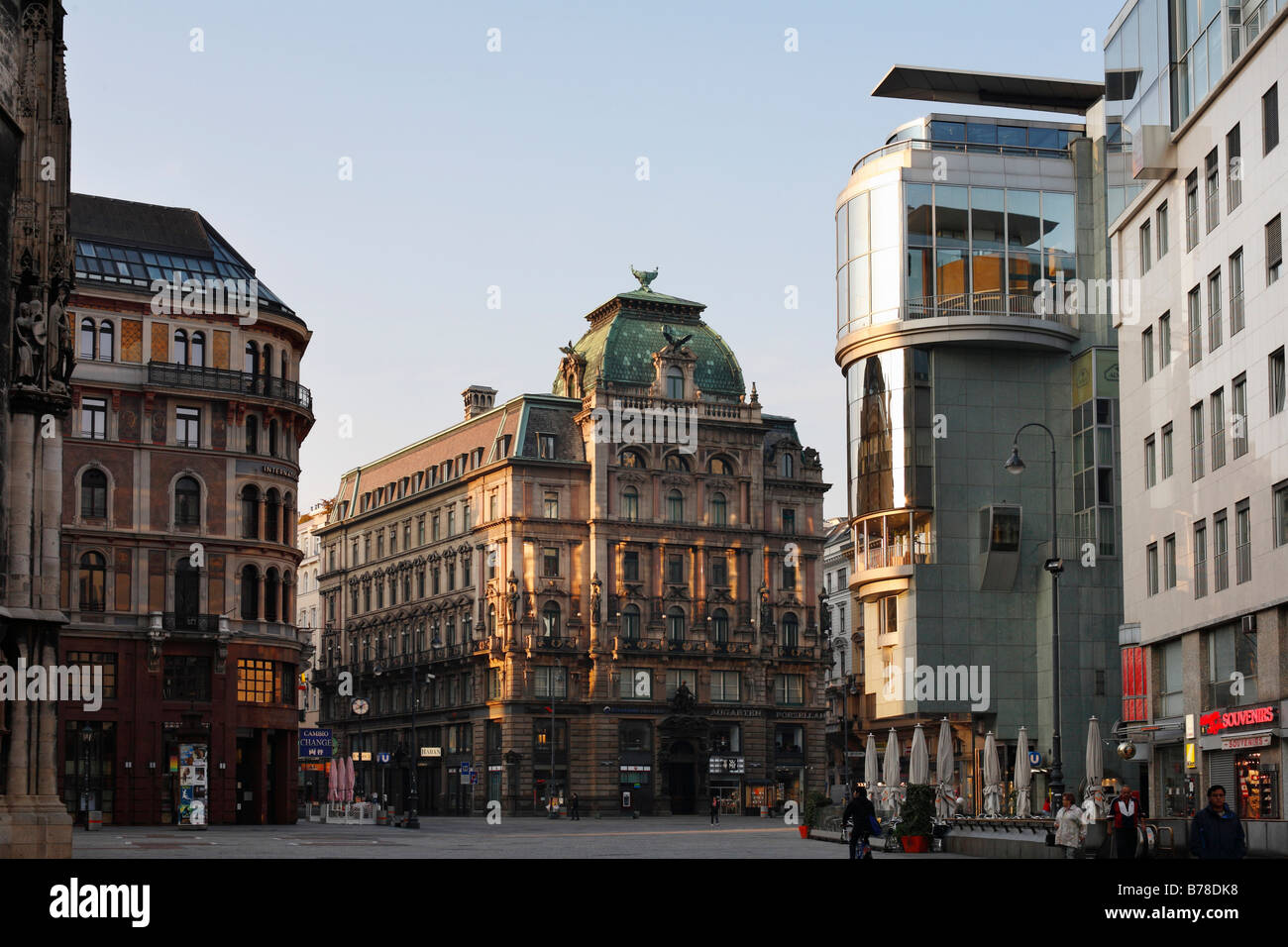 Stock-im-Eisen-Platz con el banco central, en el oriente, y Haas-House, derecha, Viena, Austria, Europa Foto de stock