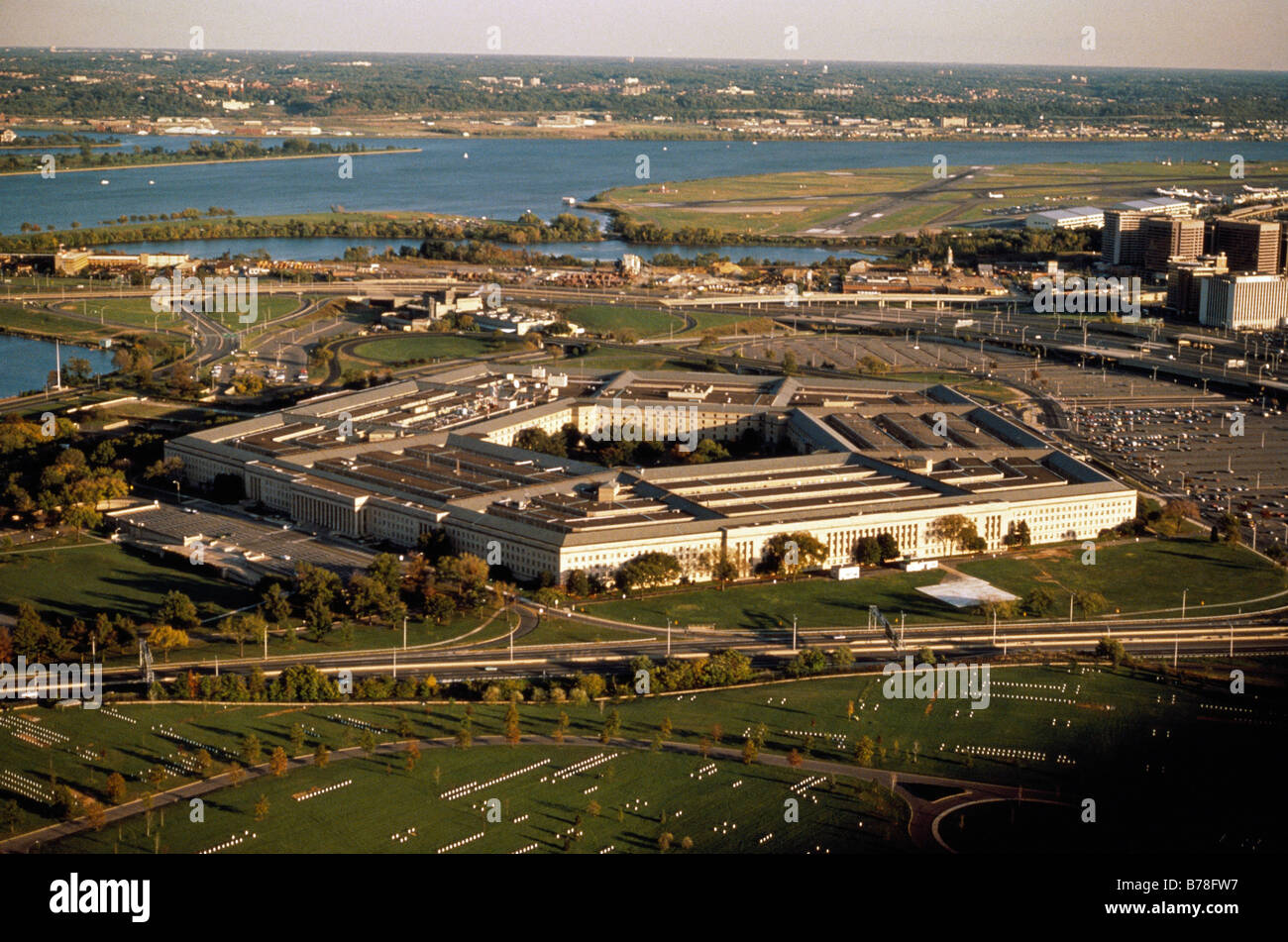 Vista aérea del Pentágono, con el río Potomac en el fondo Foto de stock