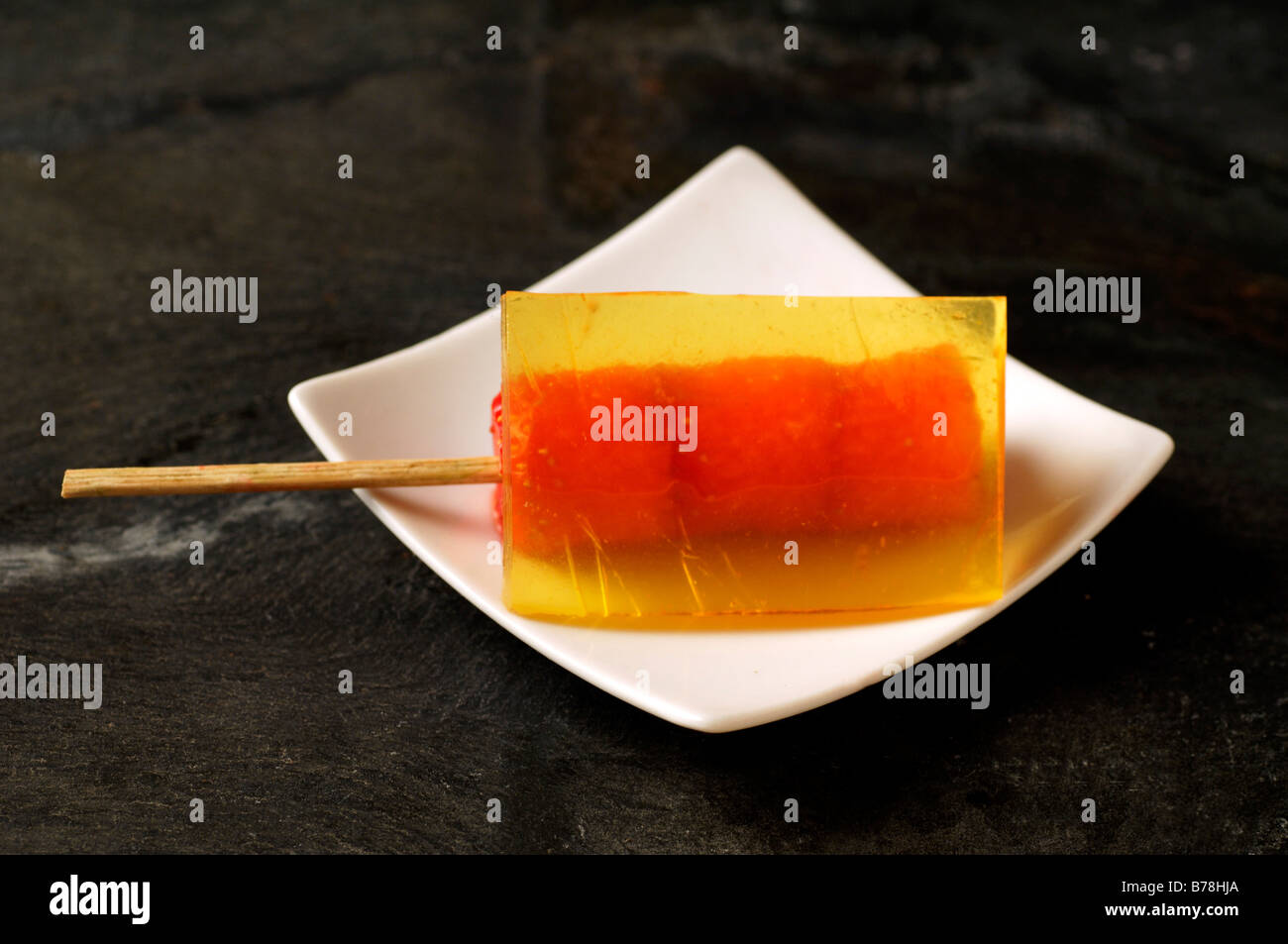 Apéro, strawberry roulade con gelatina de limón, Haute cuisine, La Baroche, Alsacia, Francia, Europa Foto de stock