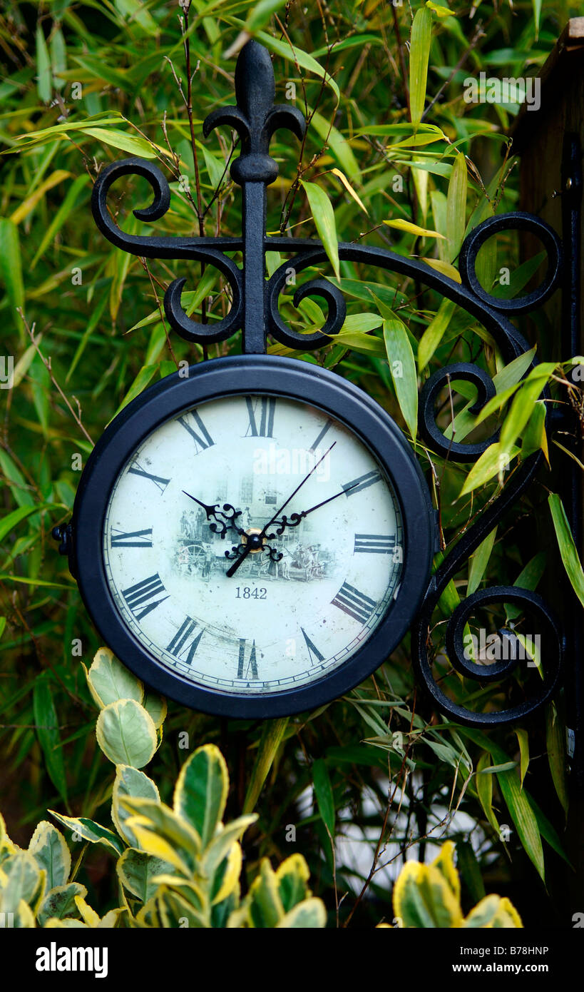 Estación de tren antiguo reloj en una exposición de jardines, Wachenroth,  Middle Franconia, Baviera, Alemania, Europa Fotografía de stock - Alamy