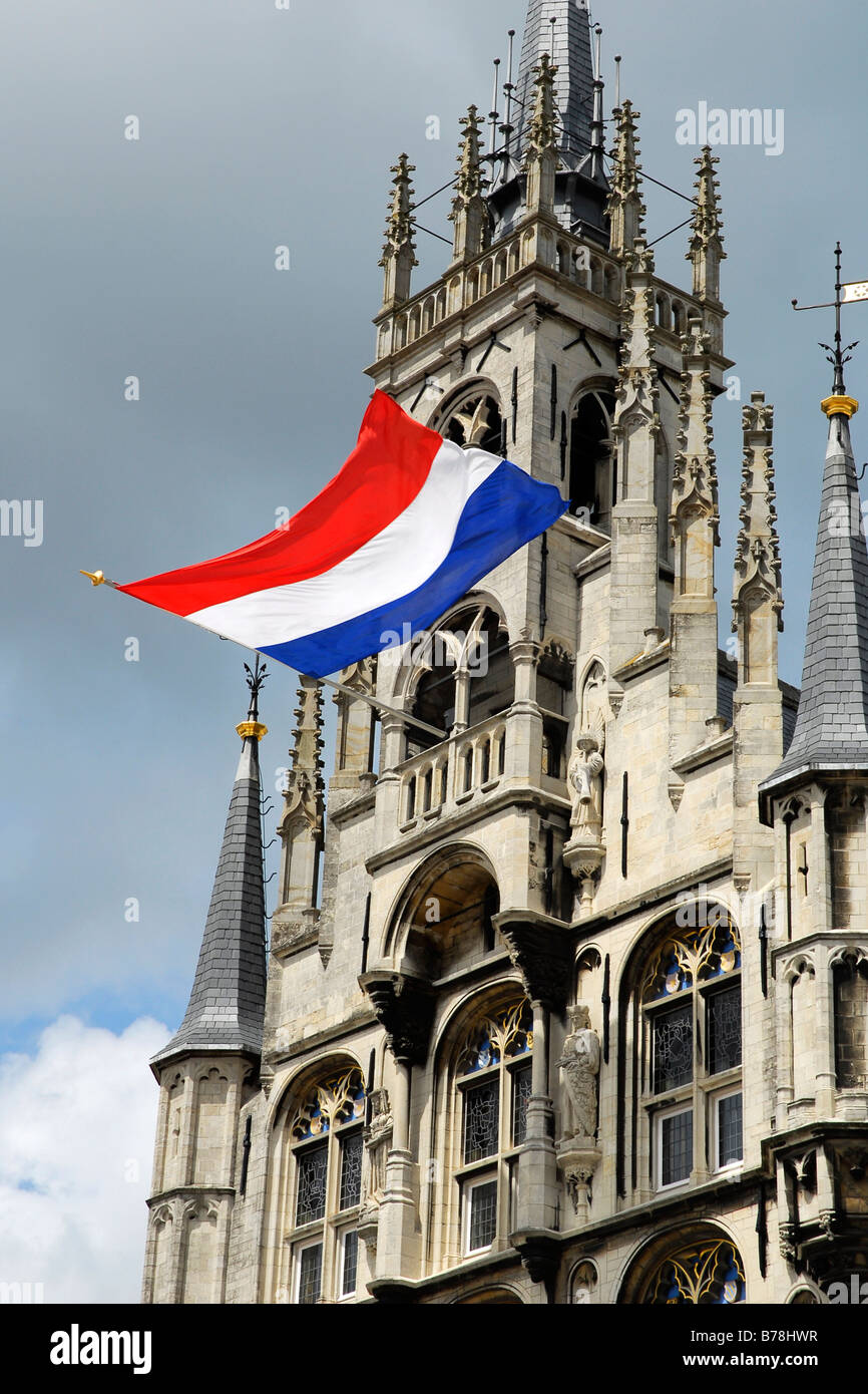 La lonja gótica, stadhuis, en el mercado de Gouda. El ensign indica una fiesta nacional o día de conmemoración. Ir Foto de stock