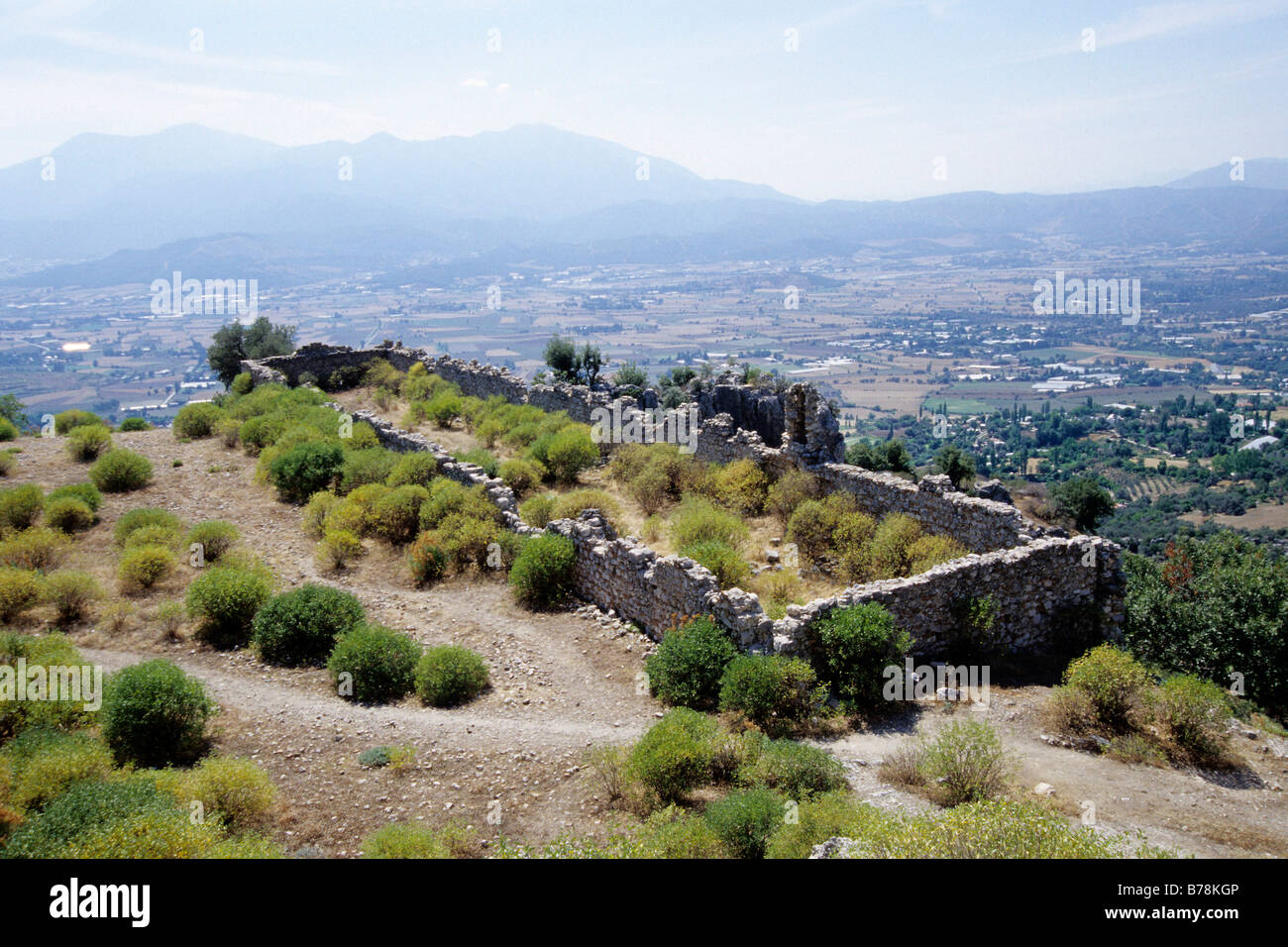 Las ruinas de la antigua ciudad en la ladera de una montaña, Tlos, Fethiye, provincia de Mugla, Turquía Foto de stock