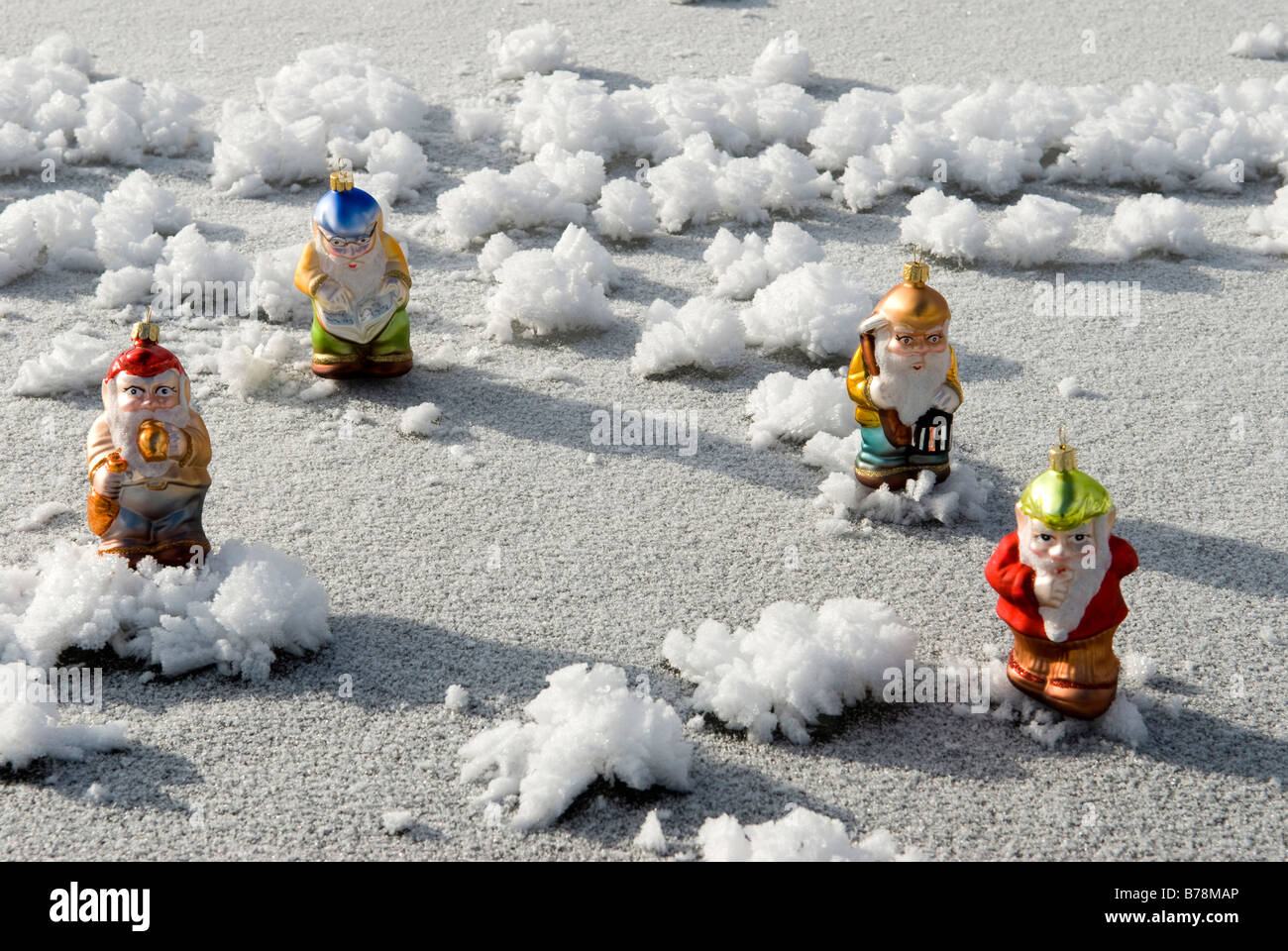 Adornos del árbol de Navidad, enanos de jardín de pie en el lago congelado  Fotografía de stock - Alamy