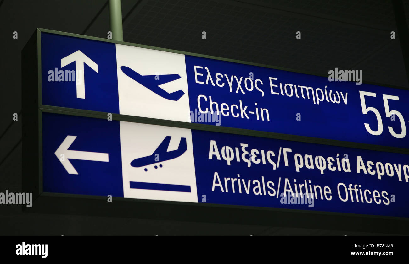 Letrero de mostradores de facturación y en la sala de llegadas, en inglés y  en griego, en el aeropuerto internacional Eleftherios Venezelos,Atenas  Fotografía de stock - Alamy