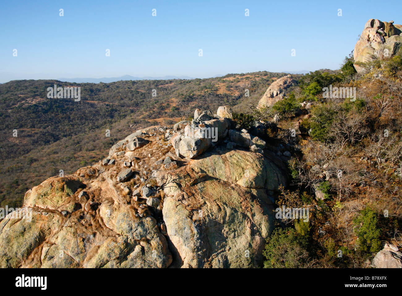 Vista aérea del granito koppies y vegetación natural en el Lowveld de Mpumalanga Foto de stock
