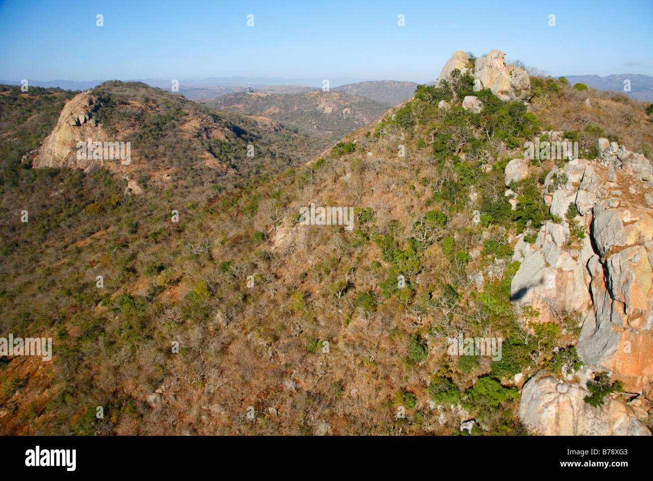 Vista aérea del granito koppies y vegetación natural en el Lowveld de Mpumalanga Foto de stock