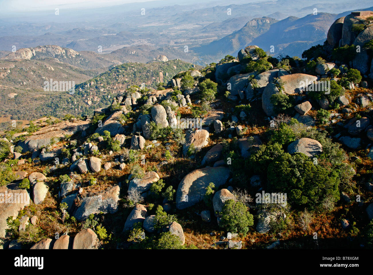 Vista aérea del granito koppies y vegetación natural en el Lowveld de Mpumalanga Foto de stock